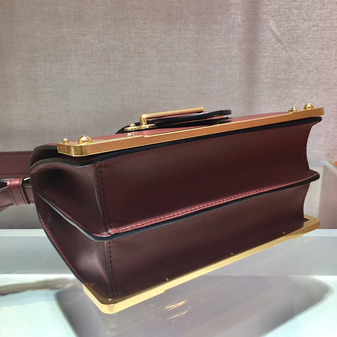 💰1800, P’s latest women’s bag 1BD045, new color has arrived, fully upgraded (shoulder strap lengthened😘Lengthened😘), top-quality goods, synchronized with counters, made of imported calfskin➕cross pattern➕sheepskin inner, top-grade hardware. Lots of compartments, fashionable + casual + lightweight, a favorite among ladies, length 19cm and height 14cmX9cm