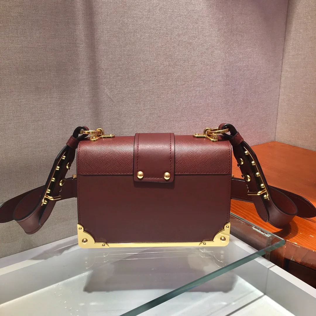 💰1800, P’s latest women’s bag 1BD045, new color has arrived, fully upgraded (shoulder strap lengthened😘Lengthened😘), top-quality goods, synchronized with counters, made of imported calfskin➕cross pattern➕sheepskin inner, top-grade hardware. Lots of compartments, fashionable + casual + lightweight, a favorite among ladies, length 19cm and height 14cmX9cm