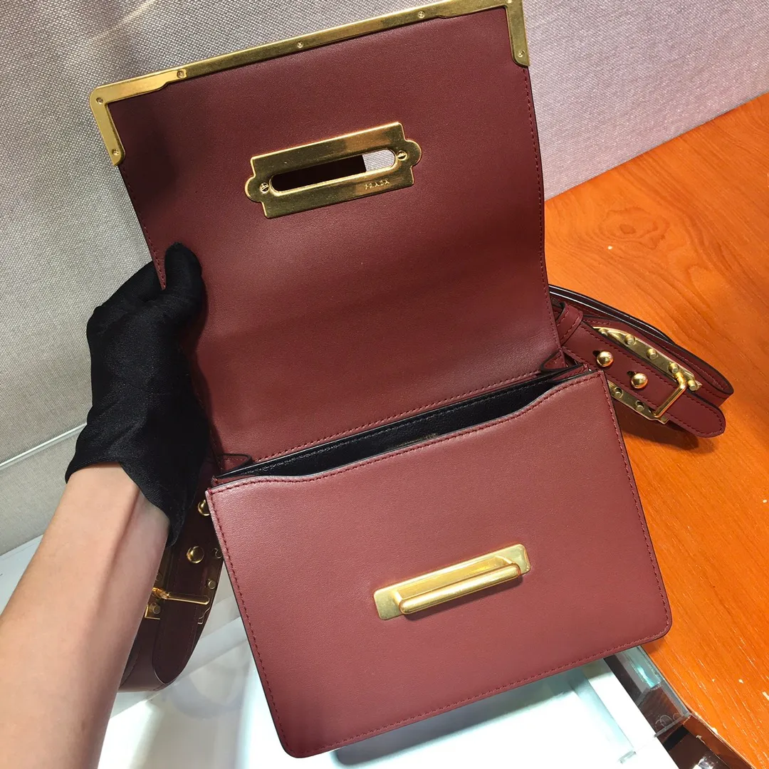 💰1800, P’s latest women’s bag 1BD045, new color has arrived, fully upgraded (shoulder strap lengthened😘Lengthened😘), top-quality goods, synchronized with counters, made of imported calfskin➕cross pattern➕sheepskin inner, top-grade hardware. Lots of compartments, fashionable + casual + lightweight, a favorite among ladies, length 19cm and height 14cmX9cm