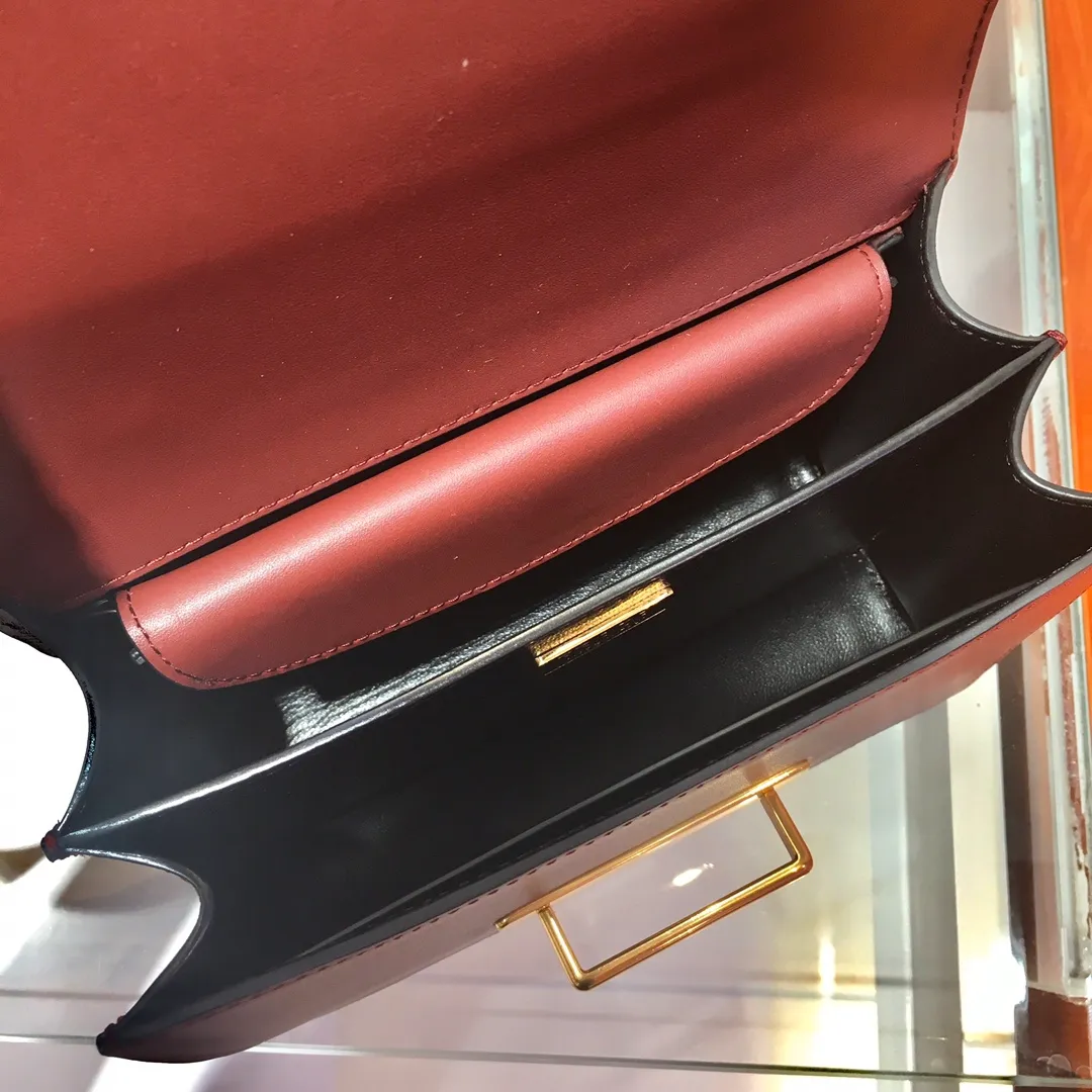 💰1800, P’s latest women’s bag 1BD045, new color has arrived, fully upgraded (shoulder strap lengthened😘Lengthened😘), top-quality goods, synchronized with counters, made of imported calfskin➕cross pattern➕sheepskin inner, top-grade hardware. Lots of compartments, fashionable + casual + lightweight, a favorite among ladies, length 19cm and height 14cmX9cm