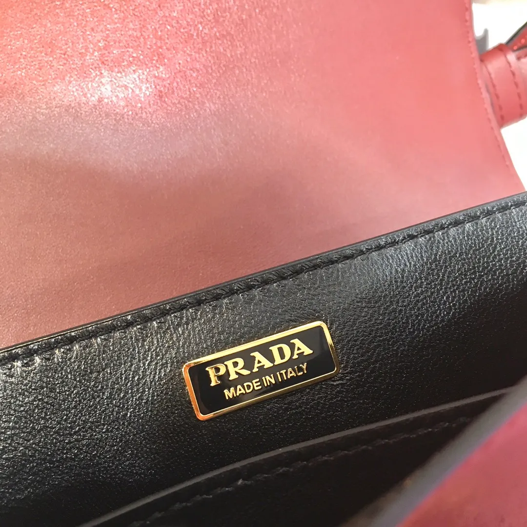 💰1800, P’s latest women’s bag 1BD045, new color has arrived, fully upgraded (shoulder strap lengthened😘Lengthened😘), top-quality goods, synchronized with counters, made of imported calfskin➕cross pattern➕sheepskin inner, top-grade hardware. Lots of compartments, fashionable + casual + lightweight, a favorite among ladies, length 19cm and height 14cmX9cm