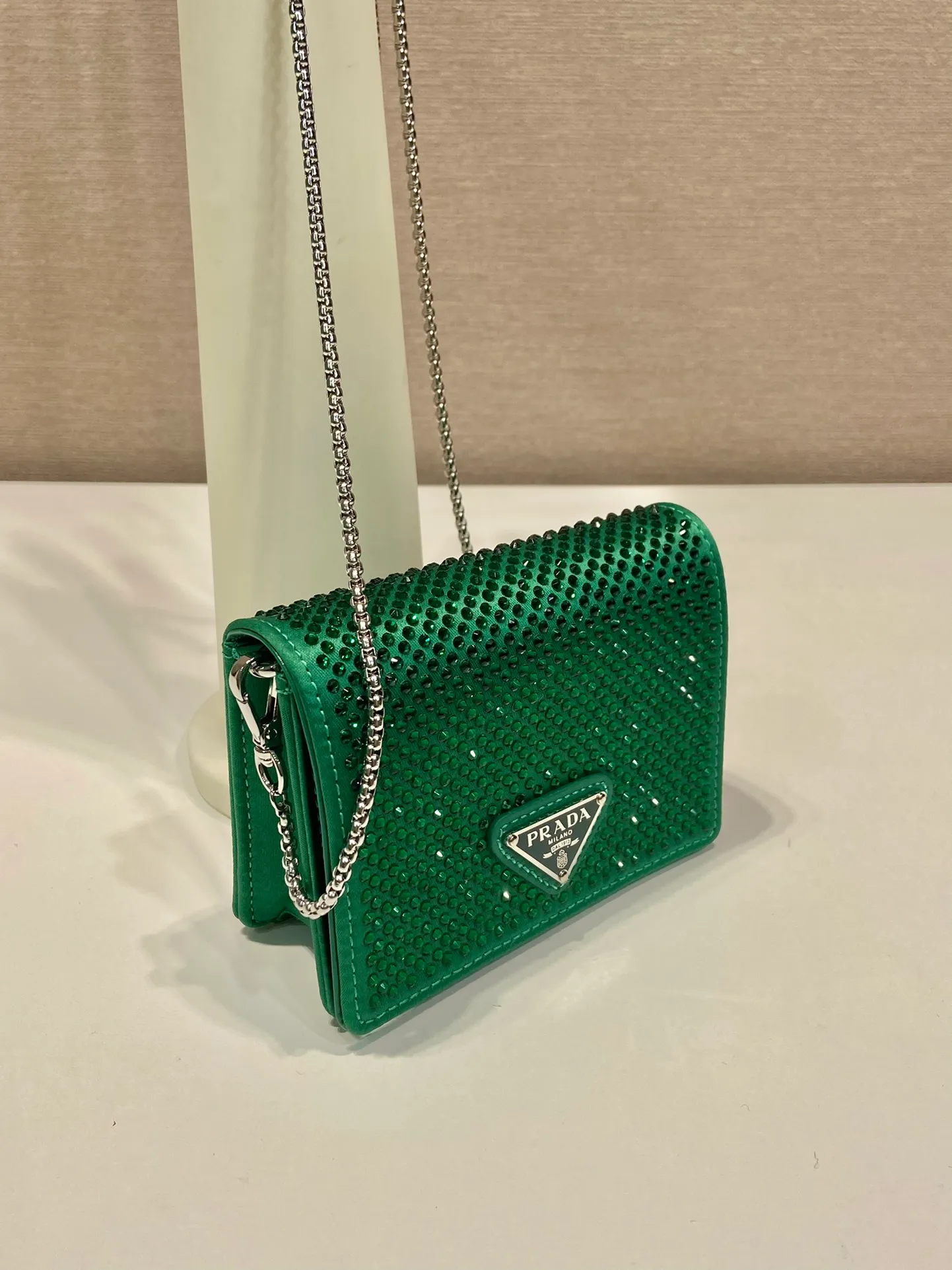 💰760🎉Necklace crystal pouch🎉1MR024 new color🎉🎉 This Duchesse fabric card holder is decorated with imitation crystals throughout, creating a light and shadow style and iridescent colors on the surface, highlighting a gorgeous yet functional design. My favorite is this detachable and adjustable iron shoulder strap, which can be used as a waist bag decoration😍😍 or as a necklace decoration with clothes. The triangle mark in the middle can be adjusted, giving the item a variety of ways to wear it. The space can be used to hold lipstick 💄/earphones/keys🚗....it bling bling under the night light, so beautiful. Worth buying 🎉🎉 Length 11.5x Height 8cm