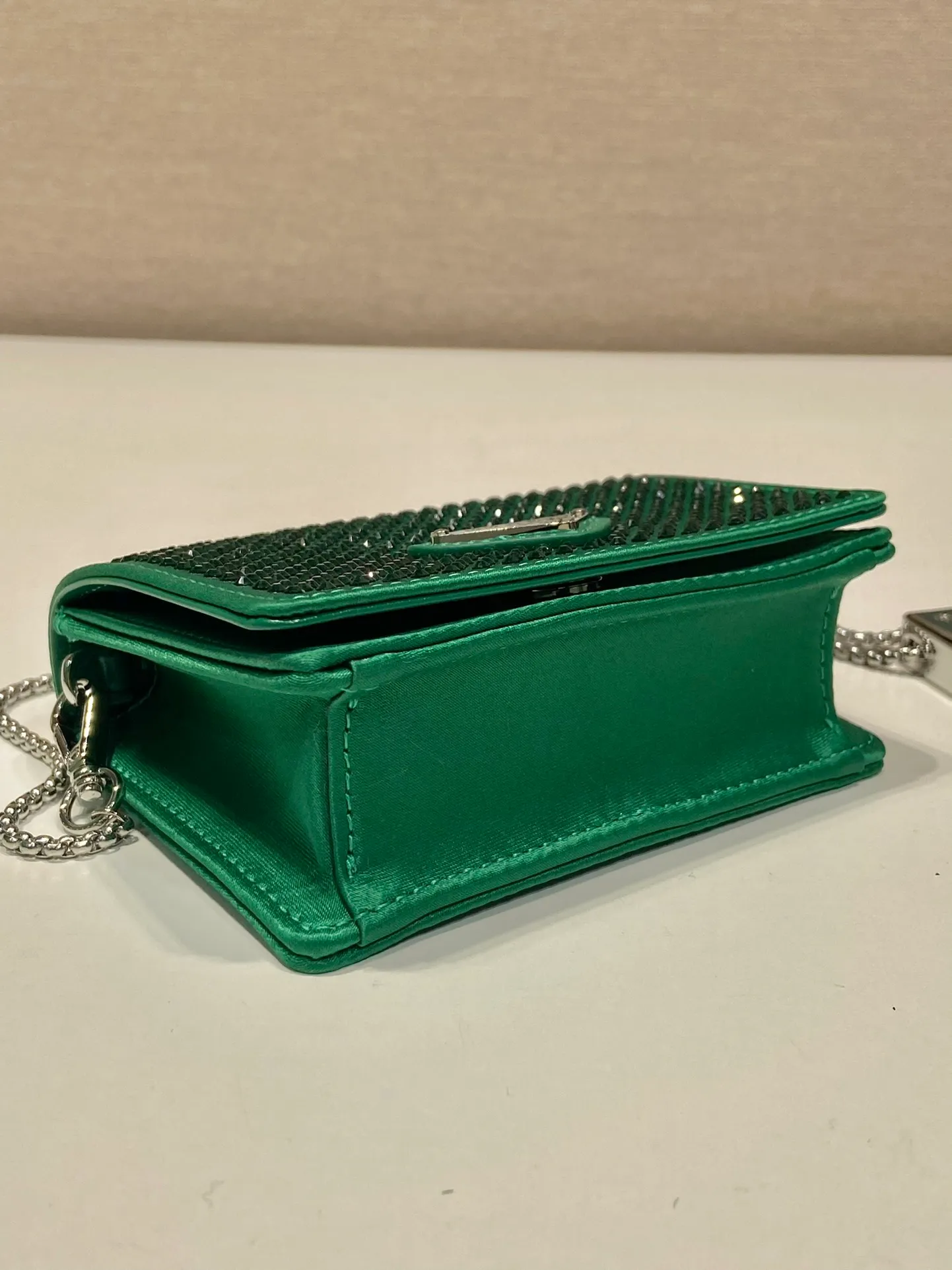💰760🎉Necklace crystal pouch🎉1MR024 new color🎉🎉 This Duchesse fabric card holder is decorated with imitation crystals throughout, creating a light and shadow style and iridescent colors on the surface, highlighting a gorgeous yet functional design. My favorite is this detachable and adjustable iron shoulder strap, which can be used as a waist bag decoration😍😍 or as a necklace decoration with clothes. The triangle mark in the middle can be adjusted, giving the item a variety of ways to wear it. The space can be used to hold lipstick 💄/earphones/keys🚗....it bling bling under the night light, so beautiful. Worth buying 🎉🎉 Length 11.5x Height 8cm
