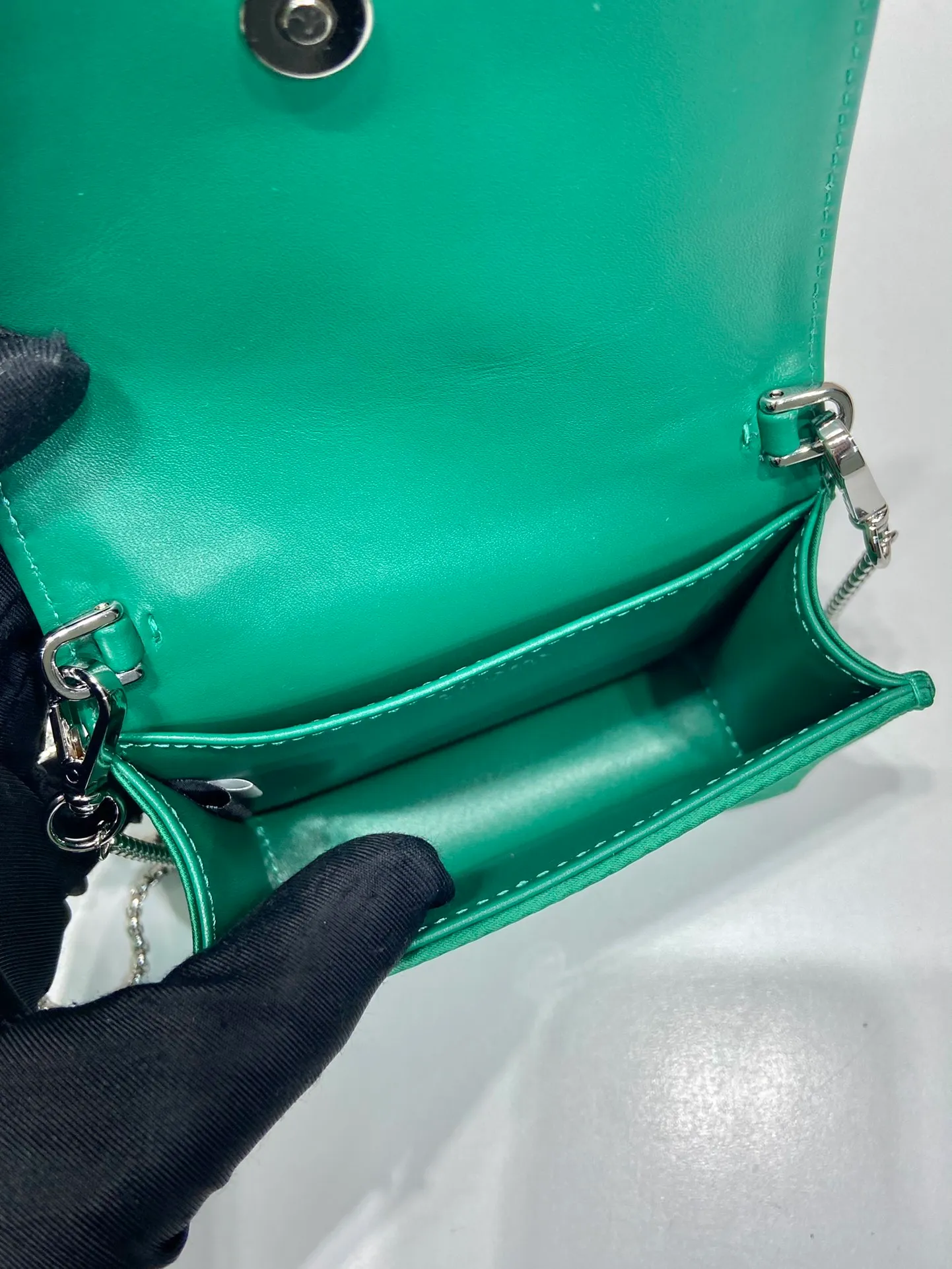 💰760🎉Necklace crystal pouch🎉1MR024 new color🎉🎉 This Duchesse fabric card holder is decorated with imitation crystals throughout, creating a light and shadow style and iridescent colors on the surface, highlighting a gorgeous yet functional design. My favorite is this detachable and adjustable iron shoulder strap, which can be used as a waist bag decoration😍😍 or as a necklace decoration with clothes. The triangle mark in the middle can be adjusted, giving the item a variety of ways to wear it. The space can be used to hold lipstick 💄/earphones/keys🚗....it bling bling under the night light, so beautiful. Worth buying 🎉🎉 Length 11.5x Height 8cm
