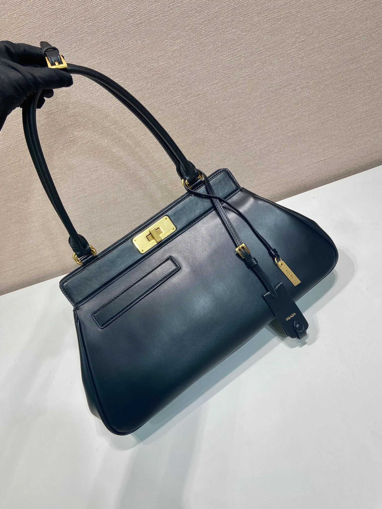 💰1860🎉New product🎉1BG569 calfskin🎉🎉 This handbag debuts with a modern geometric shape, using imported calfskin, and the ingenious Oversize design plays with illusions. There are 2 pockets on the front and back of the bag, cleverly reproduced details, just like the turn-lock buckle in the archive design, showing the brand's exquisite craftsmanship. It has a large capacity and is a hit that will never go out of style. Hurry up and get it🎉🎉 Length 38x Height 21x Bottom 8cm🎉🎉🎉💰💰💰