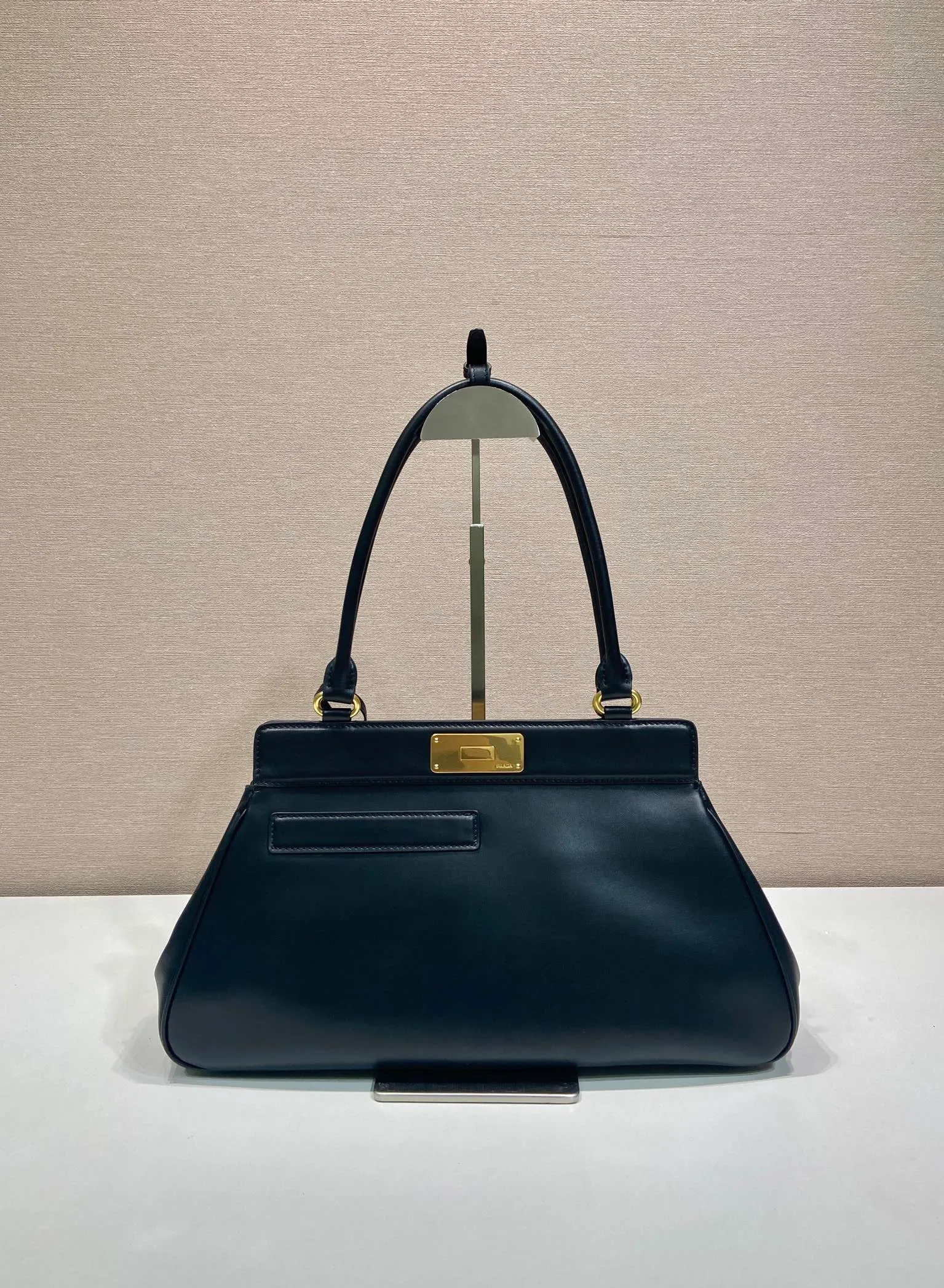 💰1860🎉New product🎉1BG569 calfskin🎉🎉 This handbag debuts with a modern geometric shape, using imported calfskin, and the ingenious Oversize design plays with illusions. There are 2 pockets on the front and back of the bag, cleverly reproduced details, just like the turn-lock buckle in the archive design, showing the brand's exquisite craftsmanship. It has a large capacity and is a hit that will never go out of style. Hurry up and get it🎉🎉 Length 38x Height 21x Bottom 8cm🎉🎉🎉💰💰💰