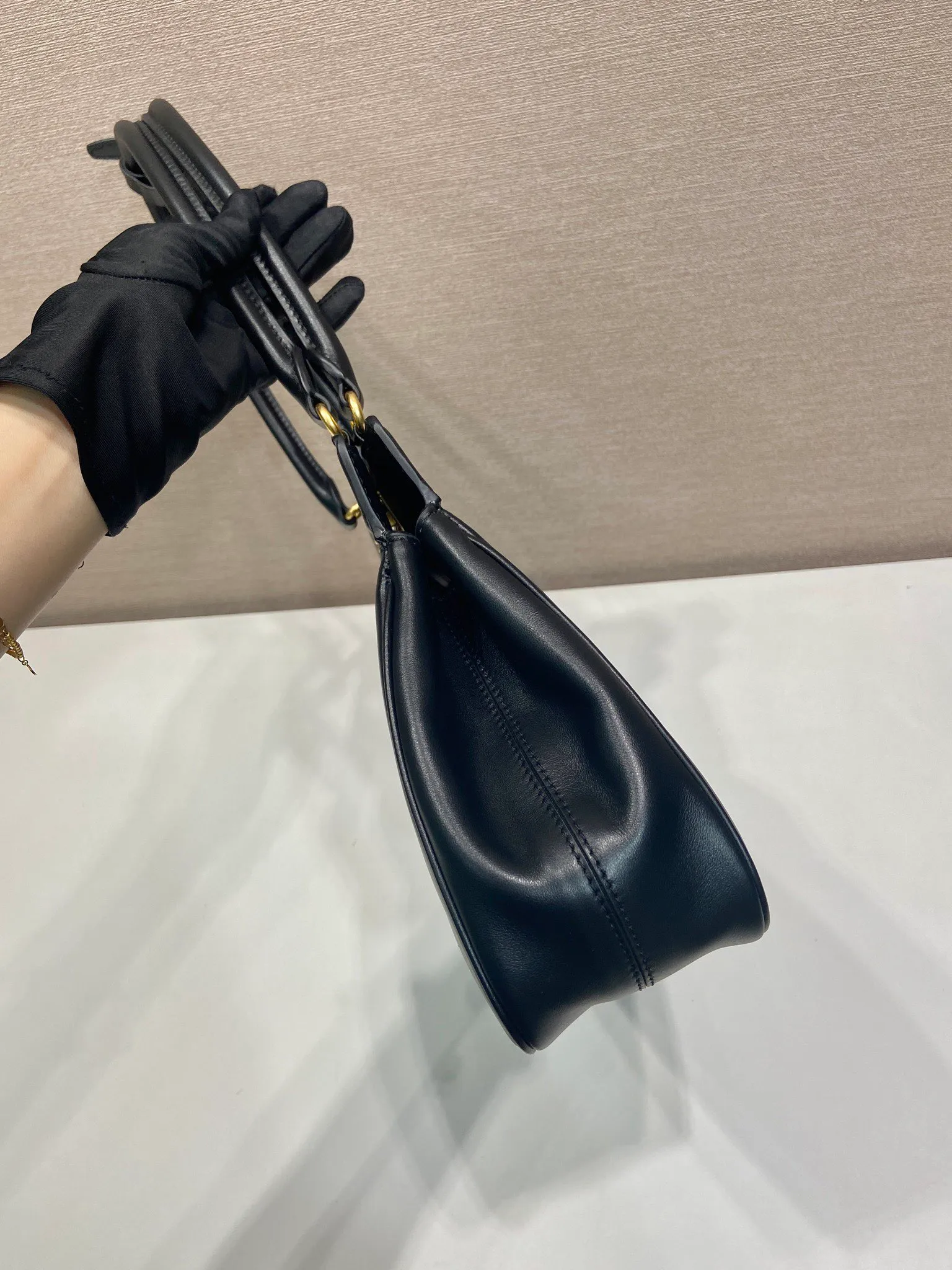 💰1860🎉New product🎉1BG569 calfskin🎉🎉 This handbag debuts with a modern geometric shape, using imported calfskin, and the ingenious Oversize design plays with illusions. There are 2 pockets on the front and back of the bag, cleverly reproduced details, just like the turn-lock buckle in the archive design, showing the brand's exquisite craftsmanship. It has a large capacity and is a hit that will never go out of style. Hurry up and get it🎉🎉 Length 38x Height 21x Bottom 8cm🎉🎉🎉💰💰💰