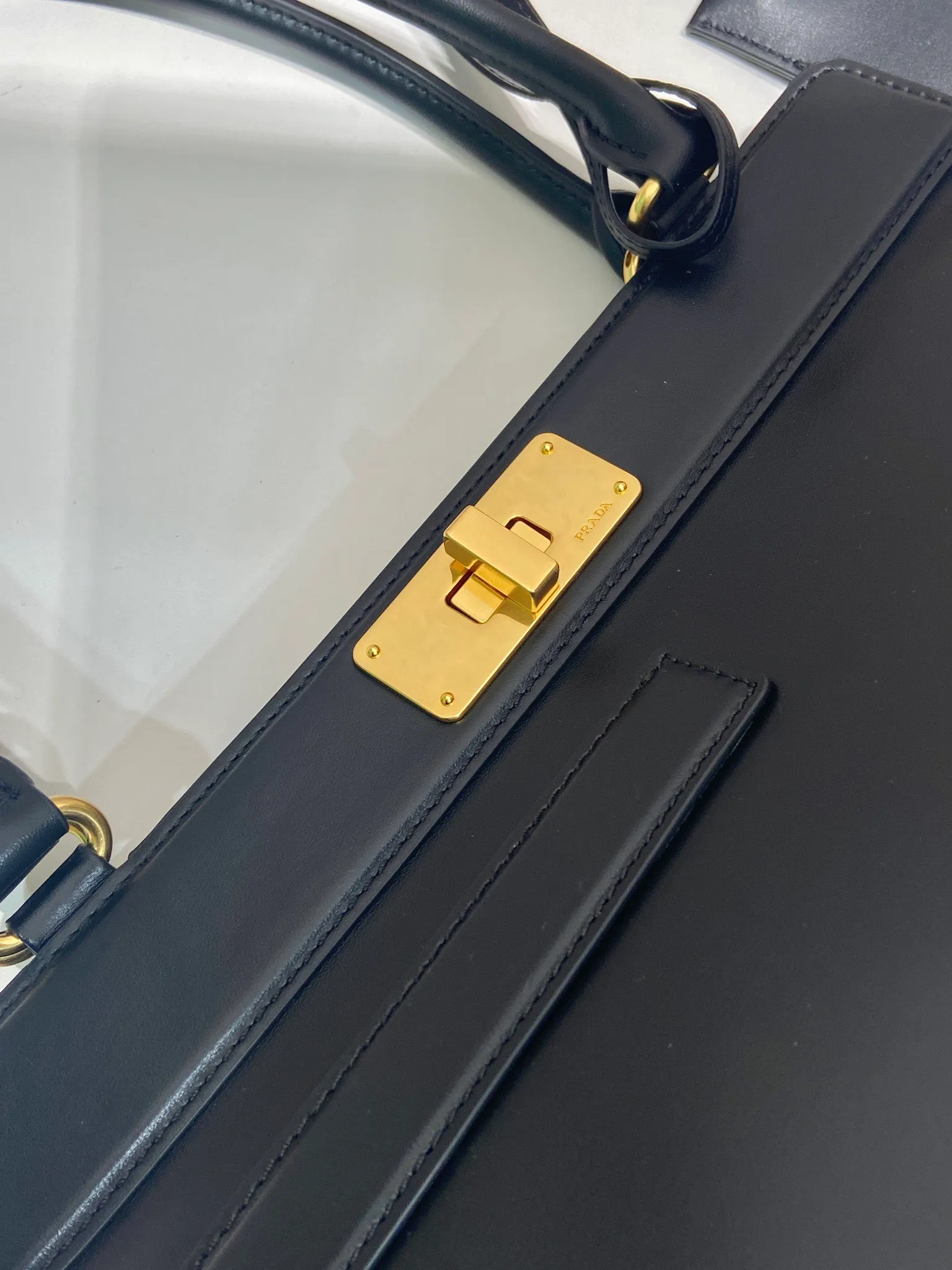 💰1860🎉New product🎉1BG569 calfskin🎉🎉 This handbag debuts with a modern geometric shape, using imported calfskin, and the ingenious Oversize design plays with illusions. There are 2 pockets on the front and back of the bag, cleverly reproduced details, just like the turn-lock buckle in the archive design, showing the brand's exquisite craftsmanship. It has a large capacity and is a hit that will never go out of style. Hurry up and get it🎉🎉 Length 38x Height 21x Bottom 8cm🎉🎉🎉💰💰💰