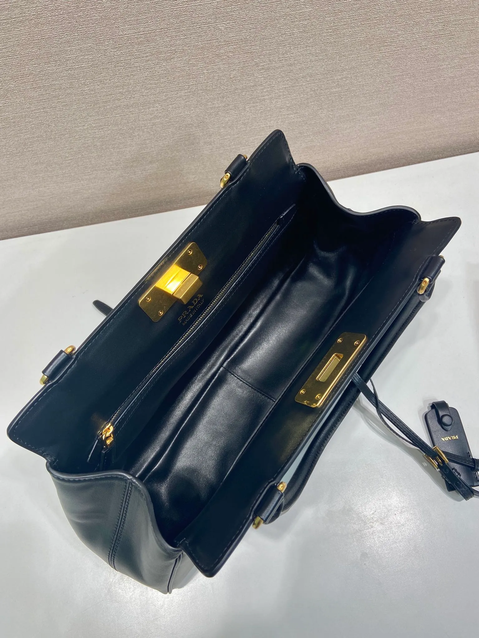 💰1860🎉New product🎉1BG569 calfskin🎉🎉 This handbag debuts with a modern geometric shape, using imported calfskin, and the ingenious Oversize design plays with illusions. There are 2 pockets on the front and back of the bag, cleverly reproduced details, just like the turn-lock buckle in the archive design, showing the brand's exquisite craftsmanship. It has a large capacity and is a hit that will never go out of style. Hurry up and get it🎉🎉 Length 38x Height 21x Bottom 8cm🎉🎉🎉💰💰💰