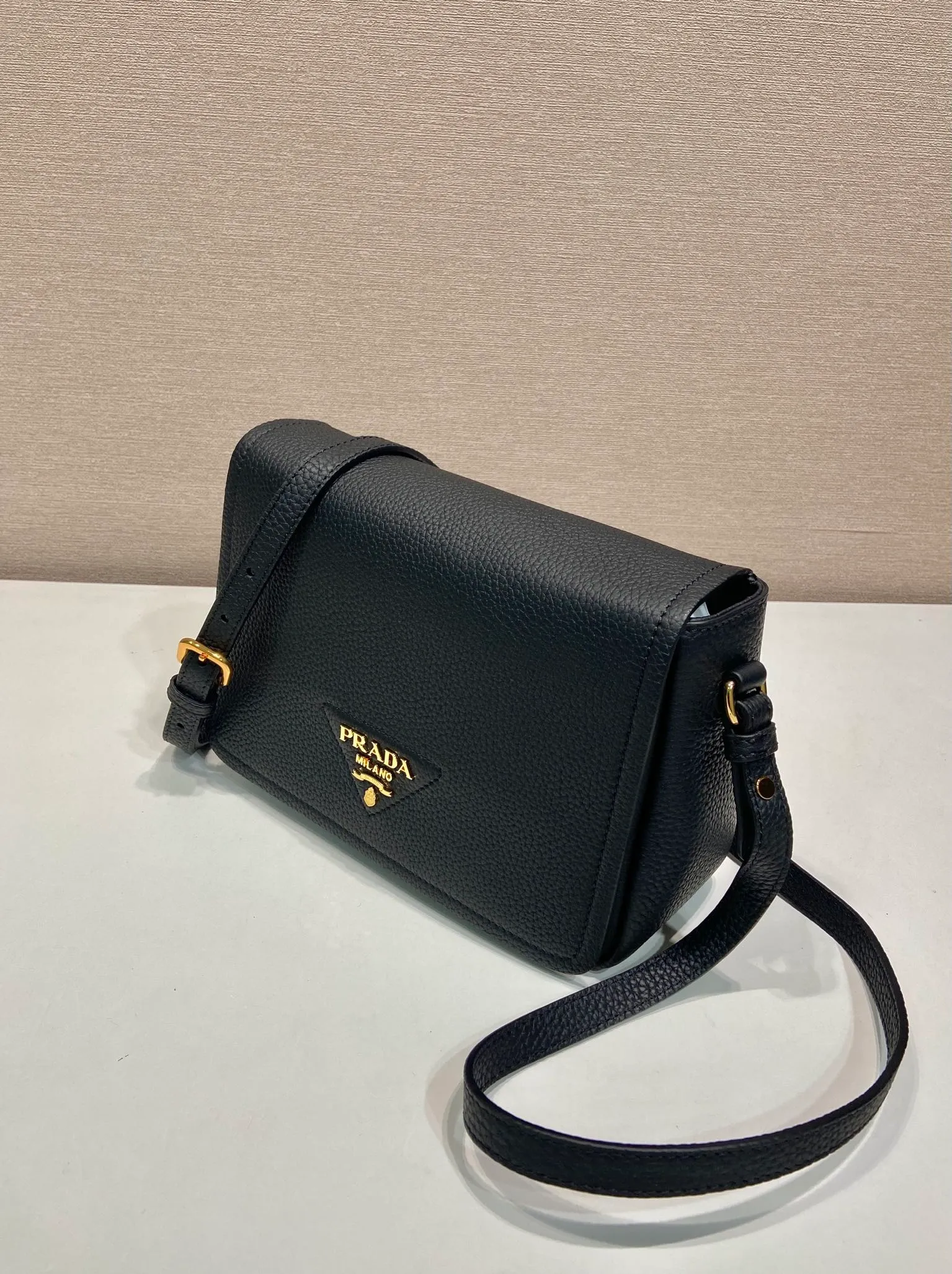 💰1800🎉New double shoulder strap🎉1BD314-1🎉 This double shoulder strap is made of imported deerskin grain cowhide and equipped with two interchangeable and adjustable long shoulder straps. Flip closure, fabric webbing and cowhide combination, so perfect😘, all-round mix and match for different occasions and different clothes😘, large capacity, super soft feel🎉Hurry up and get it🎉 Length 23x Height 18x ​​Bottom 9cm🎉🎉🎉👏👏👏