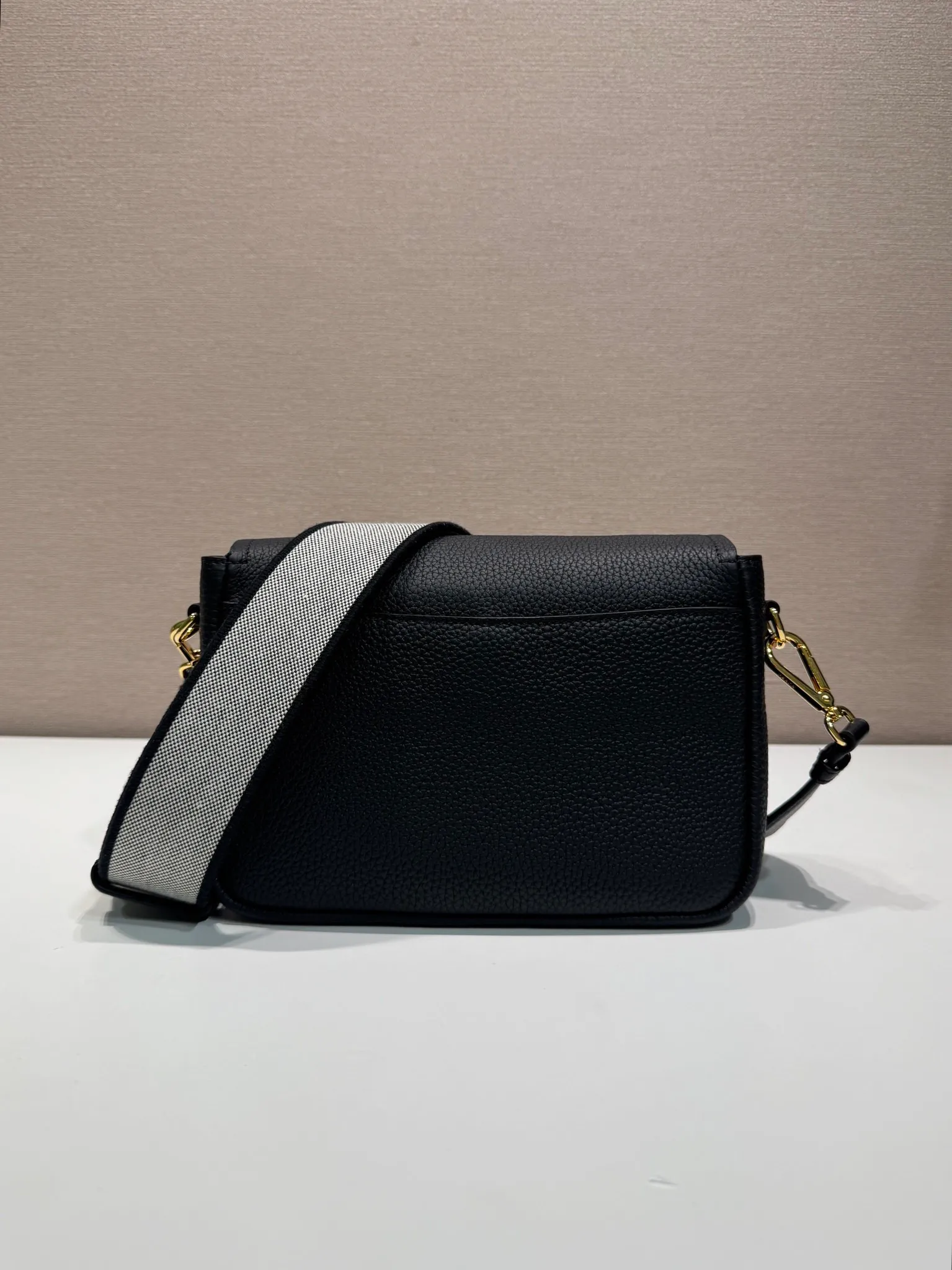 💰1800🎉New double shoulder strap🎉1BD314-1🎉 This double shoulder strap is made of imported deerskin grain cowhide and equipped with two interchangeable and adjustable long shoulder straps. Flip closure, fabric webbing and cowhide combination, so perfect😘, all-round mix and match for different occasions and different clothes😘, large capacity, super soft feel🎉Hurry up and get it🎉 Length 23x Height 18x ​​Bottom 9cm🎉🎉🎉👏👏👏