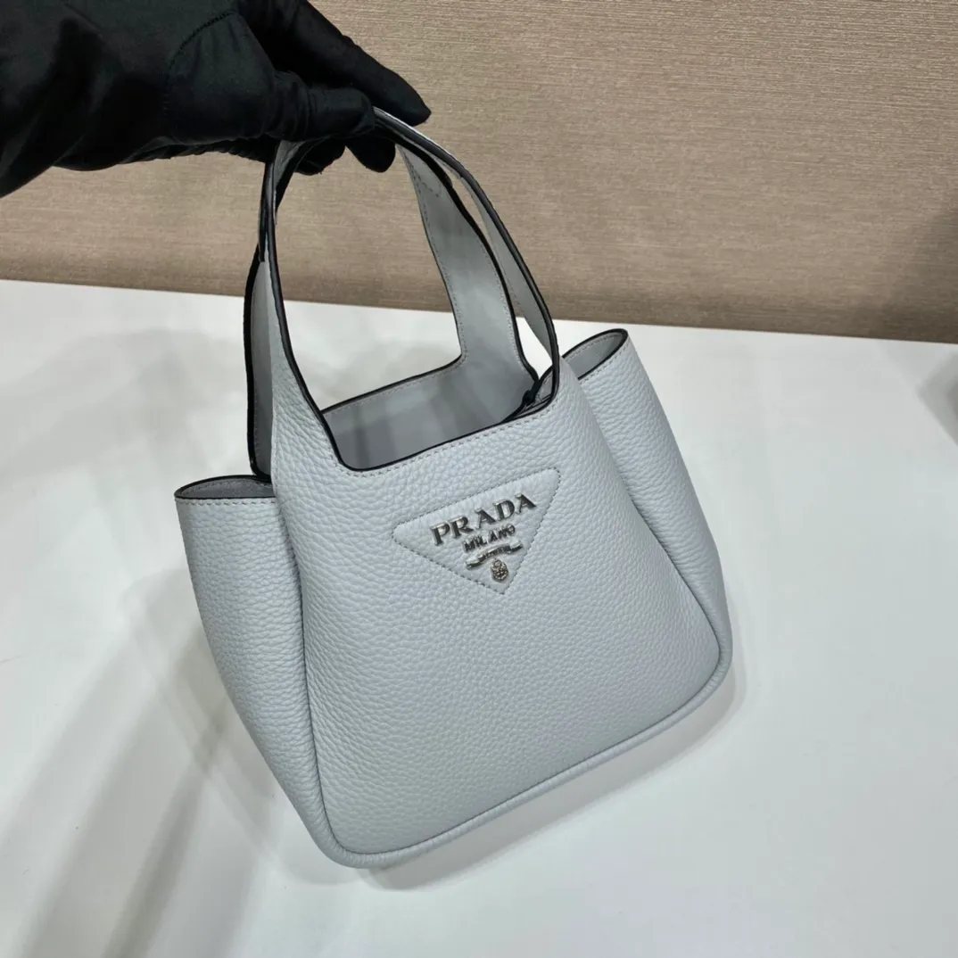 💰1520🎉mini vegetable basket🎉1BA349🎉🎉mini size😘😘 This mini vegetable basket is made of imported deerskin pattern, with imported lambskin inside. It has many grids and feels very soft/lightweight. The classic mini is good-looking and easy to use👏👏. The upper body effect is cute and cute. It’s so beautiful. Limited edition/popular model at the counter. Get it now🎉🎉 Length 18x Height 16x Bottom 10cm🎉🎉🎉👏👏👏