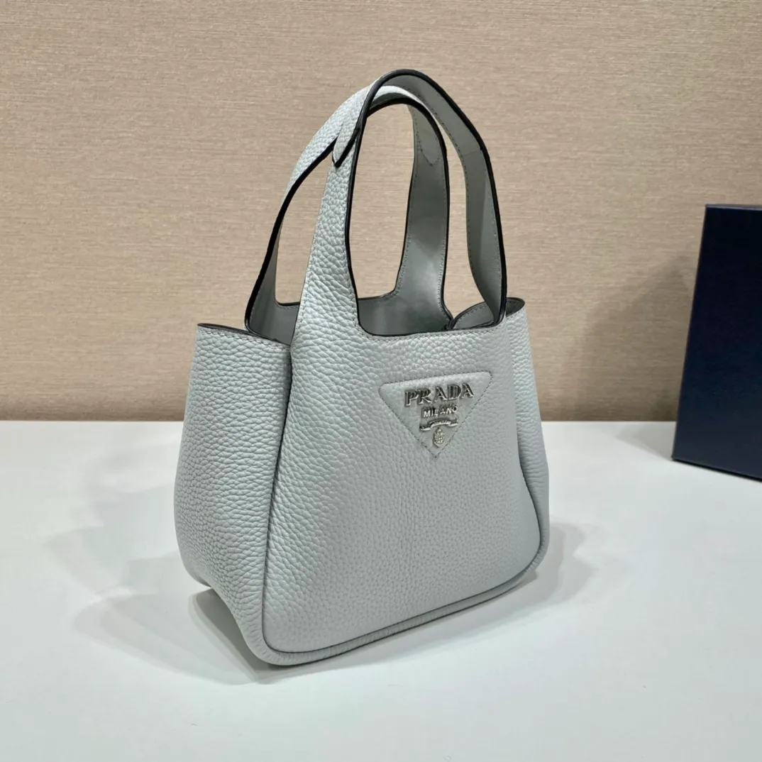 💰1520🎉mini vegetable basket🎉1BA349🎉🎉mini size😘😘 This mini vegetable basket is made of imported deerskin pattern, with imported lambskin inside. It has many grids and feels very soft/lightweight. The classic mini is good-looking and easy to use👏👏. The upper body effect is cute and cute. It’s so beautiful. Limited edition/popular model at the counter. Get it now🎉🎉 Length 18x Height 16x Bottom 10cm🎉🎉🎉👏👏👏
