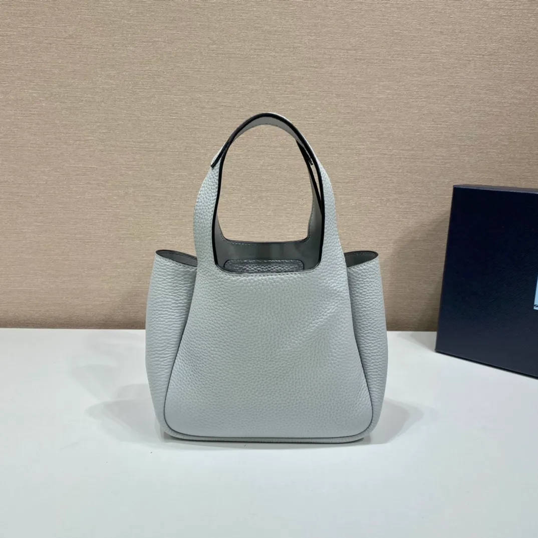 💰1520🎉mini vegetable basket🎉1BA349🎉🎉mini size😘😘 This mini vegetable basket is made of imported deerskin pattern, with imported lambskin inside. It has many grids and feels very soft/lightweight. The classic mini is good-looking and easy to use👏👏. The upper body effect is cute and cute. It’s so beautiful. Limited edition/popular model at the counter. Get it now🎉🎉 Length 18x Height 16x Bottom 10cm🎉🎉🎉👏👏👏