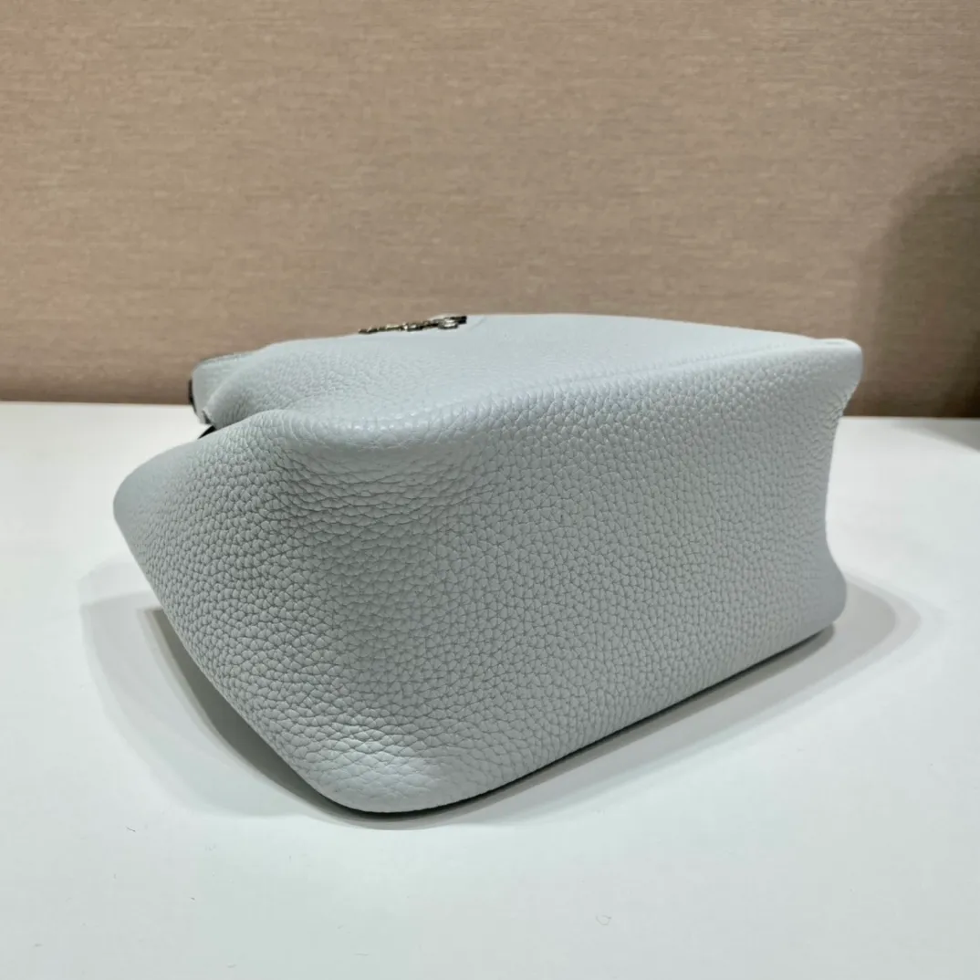 💰1520🎉mini vegetable basket🎉1BA349🎉🎉mini size😘😘 This mini vegetable basket is made of imported deerskin pattern, with imported lambskin inside. It has many grids and feels very soft/lightweight. The classic mini is good-looking and easy to use👏👏. The upper body effect is cute and cute. It’s so beautiful. Limited edition/popular model at the counter. Get it now🎉🎉 Length 18x Height 16x Bottom 10cm🎉🎉🎉👏👏👏