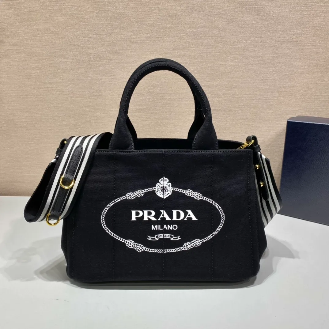 💰1000🎉Classic hot style🎉1BG439🎉🎉 This retro style gardener handbag is made of fabric and printed with a silk printed logo. Triangular logo on the side and decorated with copper accessories, double fabric handles, detachable and adjustable fabric shoulder straps, top-grade copper-plated hardware, simple and elegant, with large space🎉🎉Retro classic and a timeless hot style🎉🎉 Length 28x Height 20x Bottom 15cm🎉🎉🎉💰💰💰