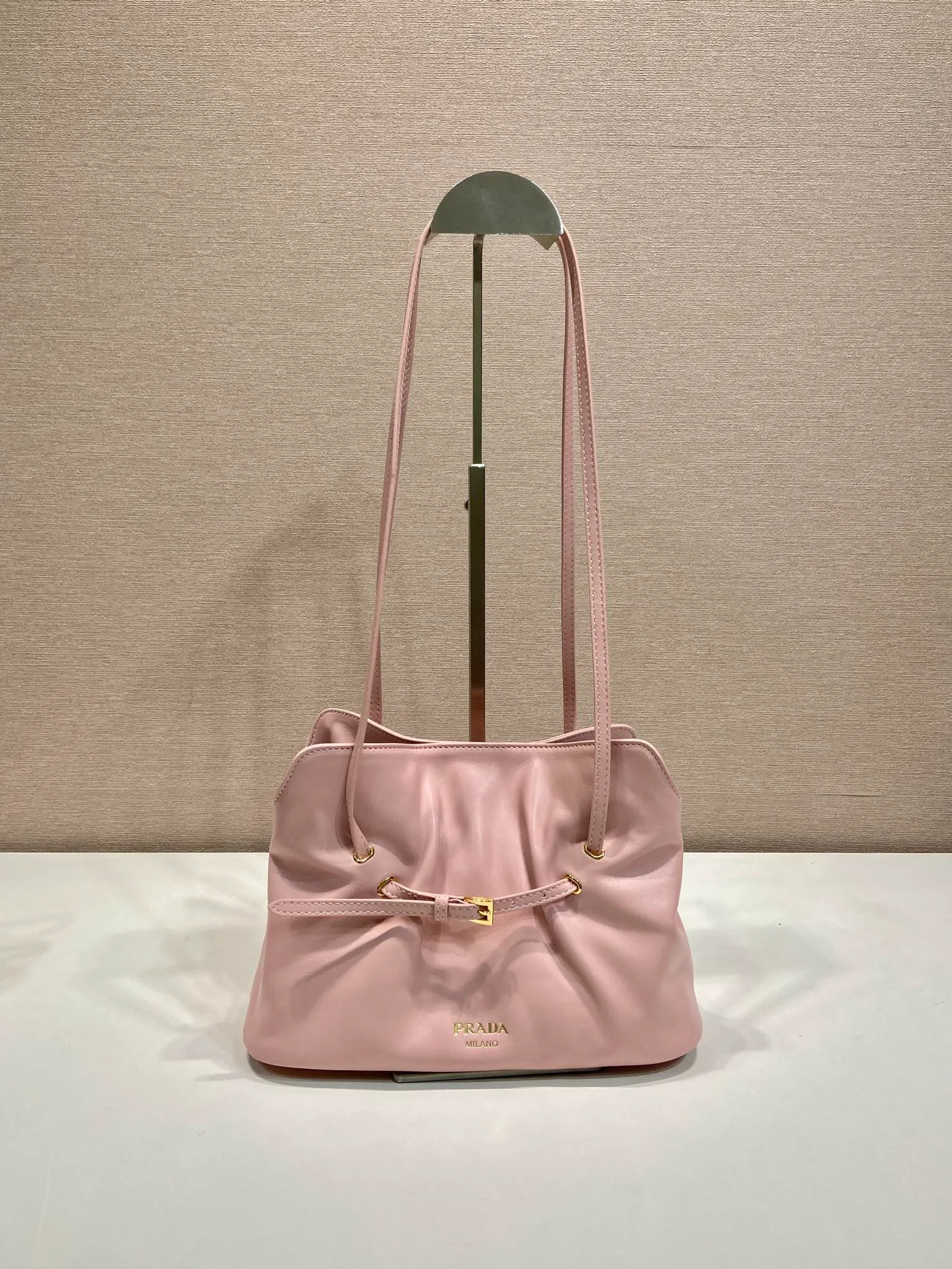 💰1500🎉New arrival cloud bag🎉1BG586🎉🎉 This one-shoulder cloud bag is made of imported sheepskin, and the interior is made of imported sheepskin. It feels very soft and comfortable👍👍The middle compartment pocket is designed with a suction buckle, top-grade hardware, and the upper body effect is very nice and fashionable😘😘. It has large capacity and is a timeless hot item🎉worth owning🎉🎉 Length 25x Height 17.5x Bottom 11.5cm🎉🎉🎉💰💰💰