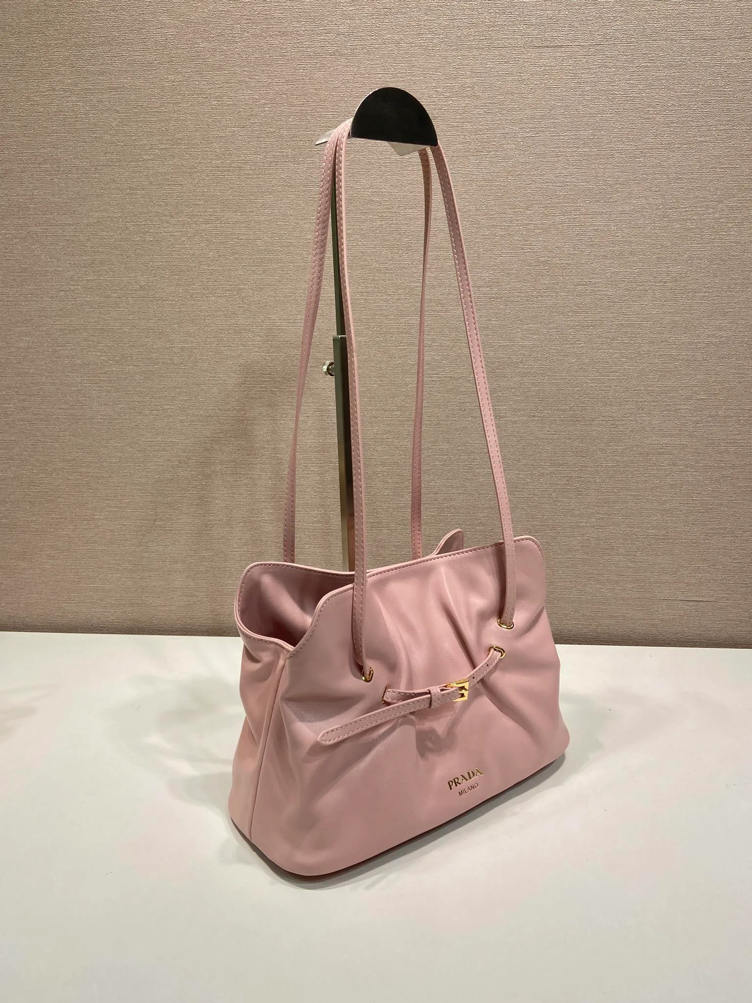 💰1500🎉New arrival cloud bag🎉1BG586🎉🎉 This one-shoulder cloud bag is made of imported sheepskin, and the interior is made of imported sheepskin. It feels very soft and comfortable👍👍The middle compartment pocket is designed with a suction buckle, top-grade hardware, and the upper body effect is very nice and fashionable😘😘. It has large capacity and is a timeless hot item🎉worth owning🎉🎉 Length 25x Height 17.5x Bottom 11.5cm🎉🎉🎉💰💰💰