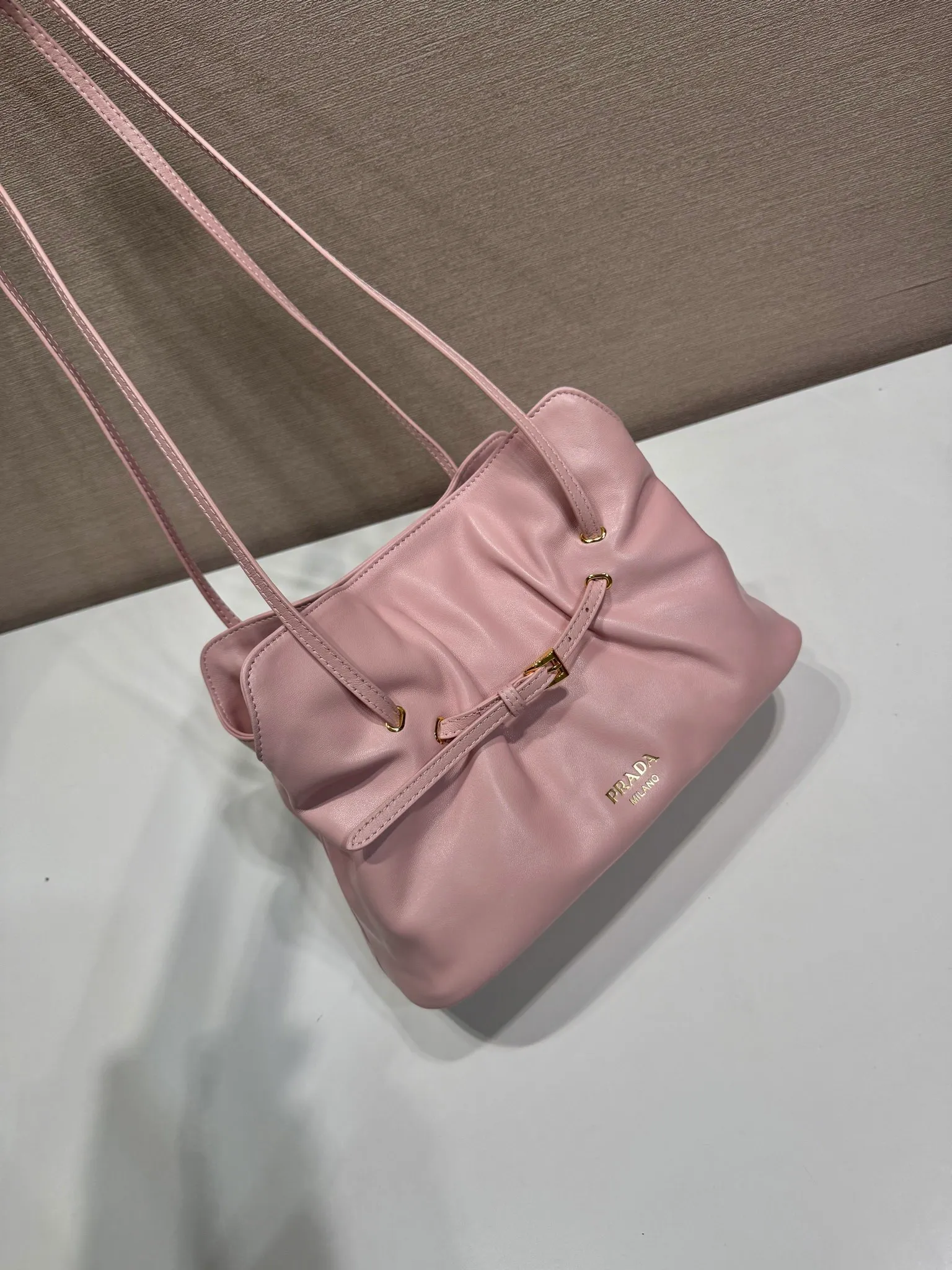 💰1500🎉New arrival cloud bag🎉1BG586🎉🎉 This one-shoulder cloud bag is made of imported sheepskin, and the interior is made of imported sheepskin. It feels very soft and comfortable👍👍The middle compartment pocket is designed with a suction buckle, top-grade hardware, and the upper body effect is very nice and fashionable😘😘. It has large capacity and is a timeless hot item🎉worth owning🎉🎉 Length 25x Height 17.5x Bottom 11.5cm🎉🎉🎉💰💰💰