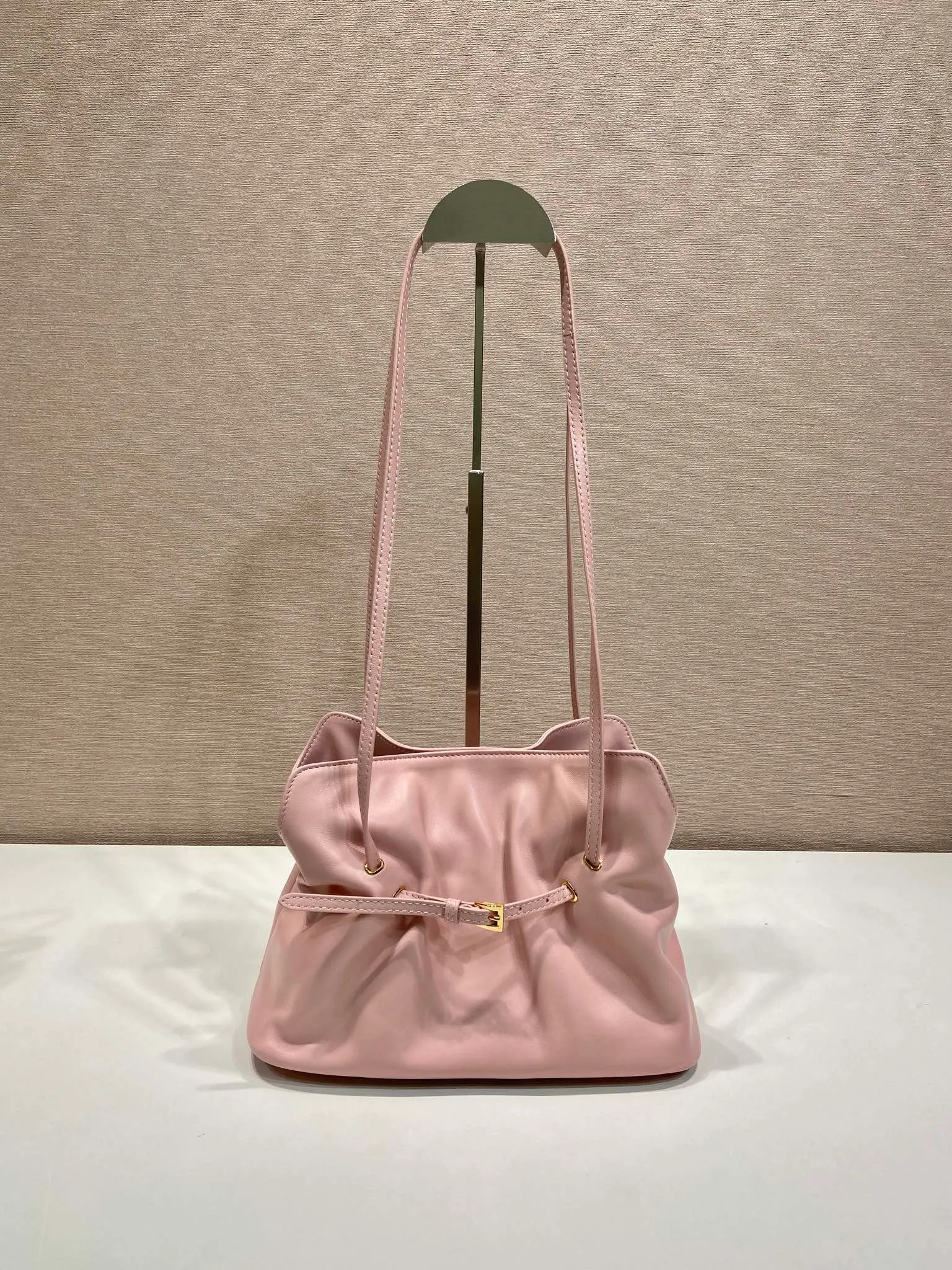 💰1500🎉New arrival cloud bag🎉1BG586🎉🎉 This one-shoulder cloud bag is made of imported sheepskin, and the interior is made of imported sheepskin. It feels very soft and comfortable👍👍The middle compartment pocket is designed with a suction buckle, top-grade hardware, and the upper body effect is very nice and fashionable😘😘. It has large capacity and is a timeless hot item🎉worth owning🎉🎉 Length 25x Height 17.5x Bottom 11.5cm🎉🎉🎉💰💰💰