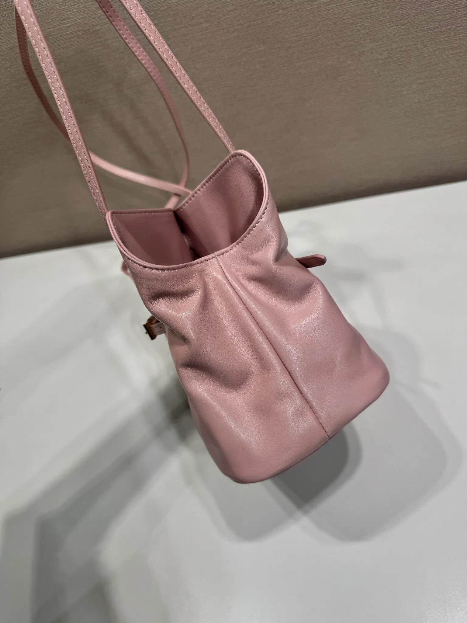 💰1500🎉New arrival cloud bag🎉1BG586🎉🎉 This one-shoulder cloud bag is made of imported sheepskin, and the interior is made of imported sheepskin. It feels very soft and comfortable👍👍The middle compartment pocket is designed with a suction buckle, top-grade hardware, and the upper body effect is very nice and fashionable😘😘. It has large capacity and is a timeless hot item🎉worth owning🎉🎉 Length 25x Height 17.5x Bottom 11.5cm🎉🎉🎉💰💰💰