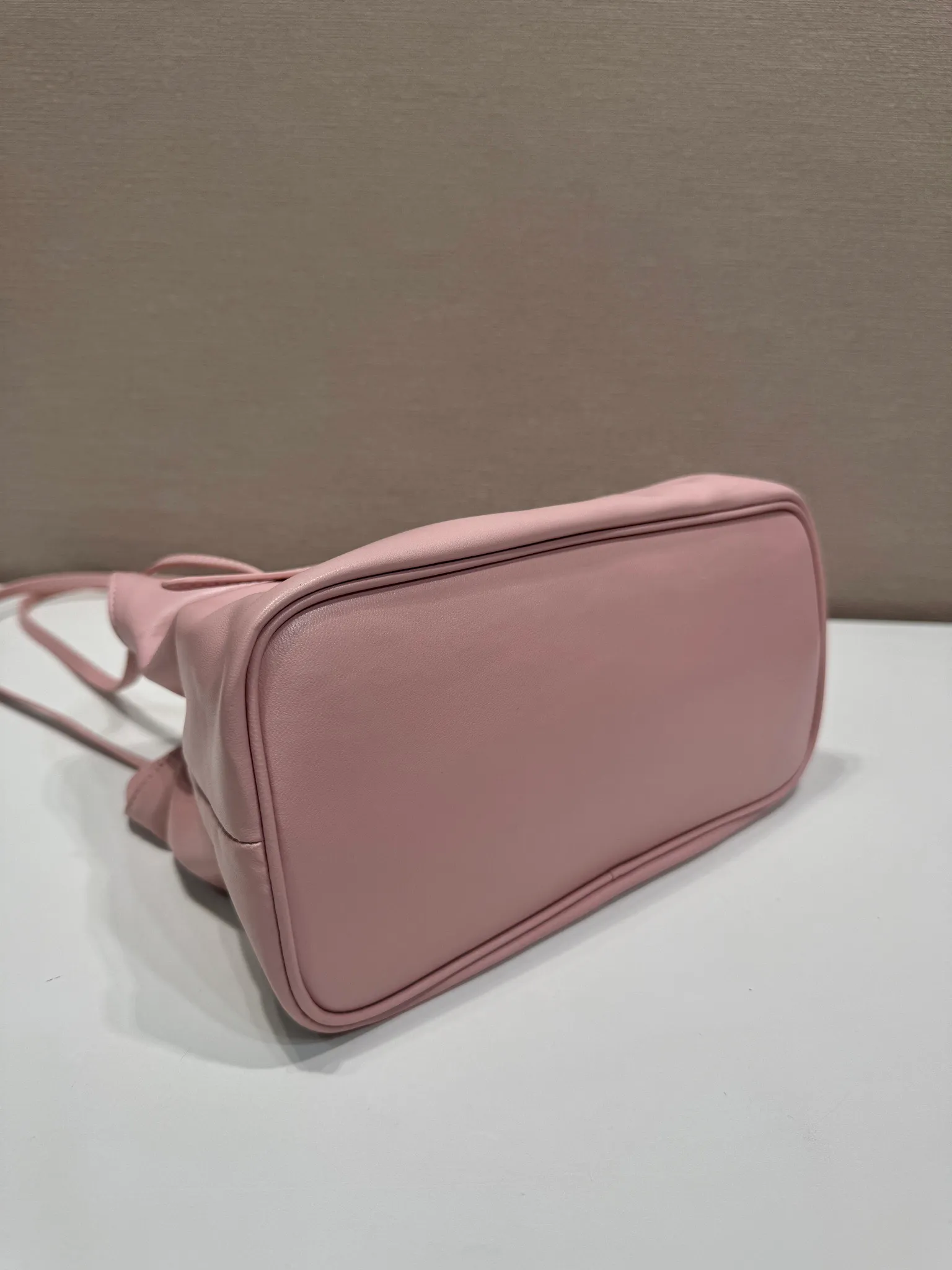💰1500🎉New arrival cloud bag🎉1BG586🎉🎉 This one-shoulder cloud bag is made of imported sheepskin, and the interior is made of imported sheepskin. It feels very soft and comfortable👍👍The middle compartment pocket is designed with a suction buckle, top-grade hardware, and the upper body effect is very nice and fashionable😘😘. It has large capacity and is a timeless hot item🎉worth owning🎉🎉 Length 25x Height 17.5x Bottom 11.5cm🎉🎉🎉💰💰💰