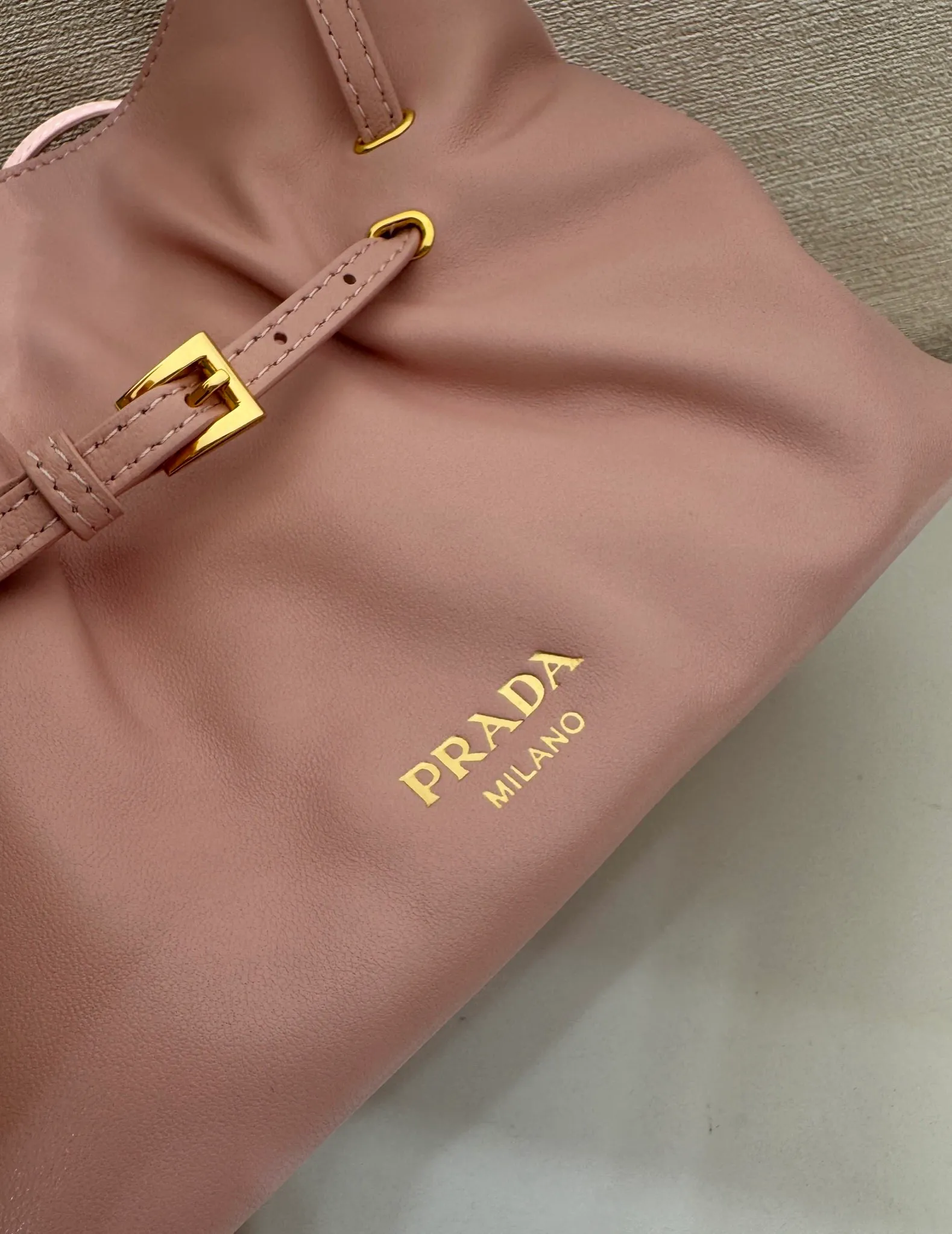 💰1500🎉New arrival cloud bag🎉1BG586🎉🎉 This one-shoulder cloud bag is made of imported sheepskin, and the interior is made of imported sheepskin. It feels very soft and comfortable👍👍The middle compartment pocket is designed with a suction buckle, top-grade hardware, and the upper body effect is very nice and fashionable😘😘. It has large capacity and is a timeless hot item🎉worth owning🎉🎉 Length 25x Height 17.5x Bottom 11.5cm🎉🎉🎉💰💰💰
