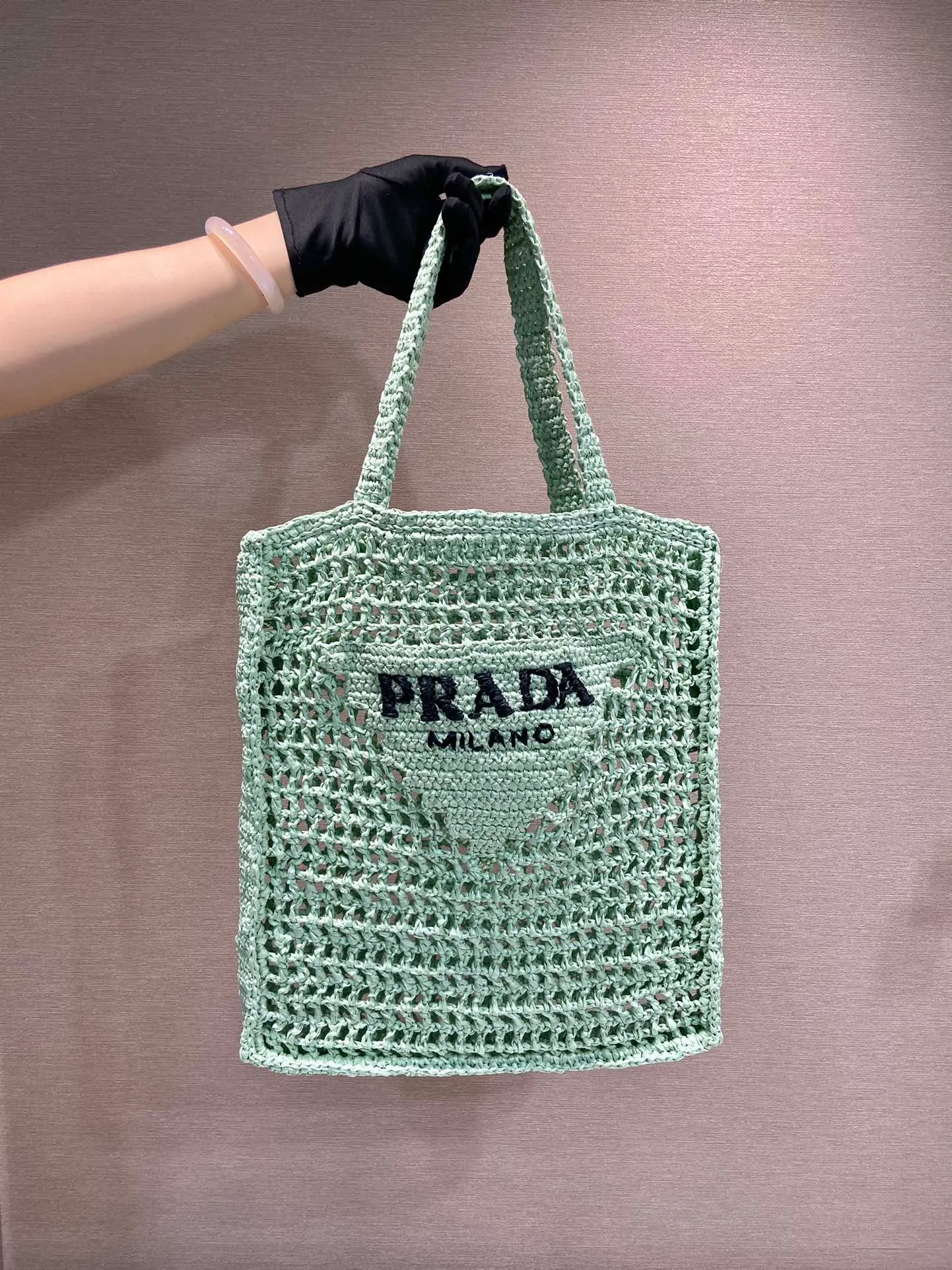 💰1160🎉Raffia Tote Bag🎉1BG393 New Color🎉🎉 This soft deconstructed tote bag is made of raffia fiber material. The light and natural material expresses the summer mood. The iconic house triangle logo is reinterpreted and decorates the front of the bag, with an embroidered lettering logo in the center to evoke the brand's style. So beautiful🎉A must-have for summer, hurry up and get it🎉🎉 Length 36x Height 38x Bottom 3cm👏👏👏🎉🎉🎉