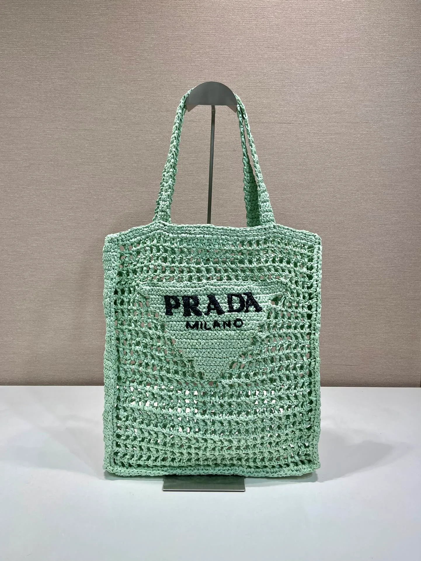 💰1160🎉Raffia Tote Bag🎉1BG393 New Color🎉🎉 This soft deconstructed tote bag is made of raffia fiber material. The light and natural material expresses the summer mood. The iconic house triangle logo is reinterpreted and decorates the front of the bag, with an embroidered lettering logo in the center to evoke the brand's style. So beautiful🎉A must-have for summer, hurry up and get it🎉🎉 Length 36x Height 38x Bottom 3cm👏👏👏🎉🎉🎉