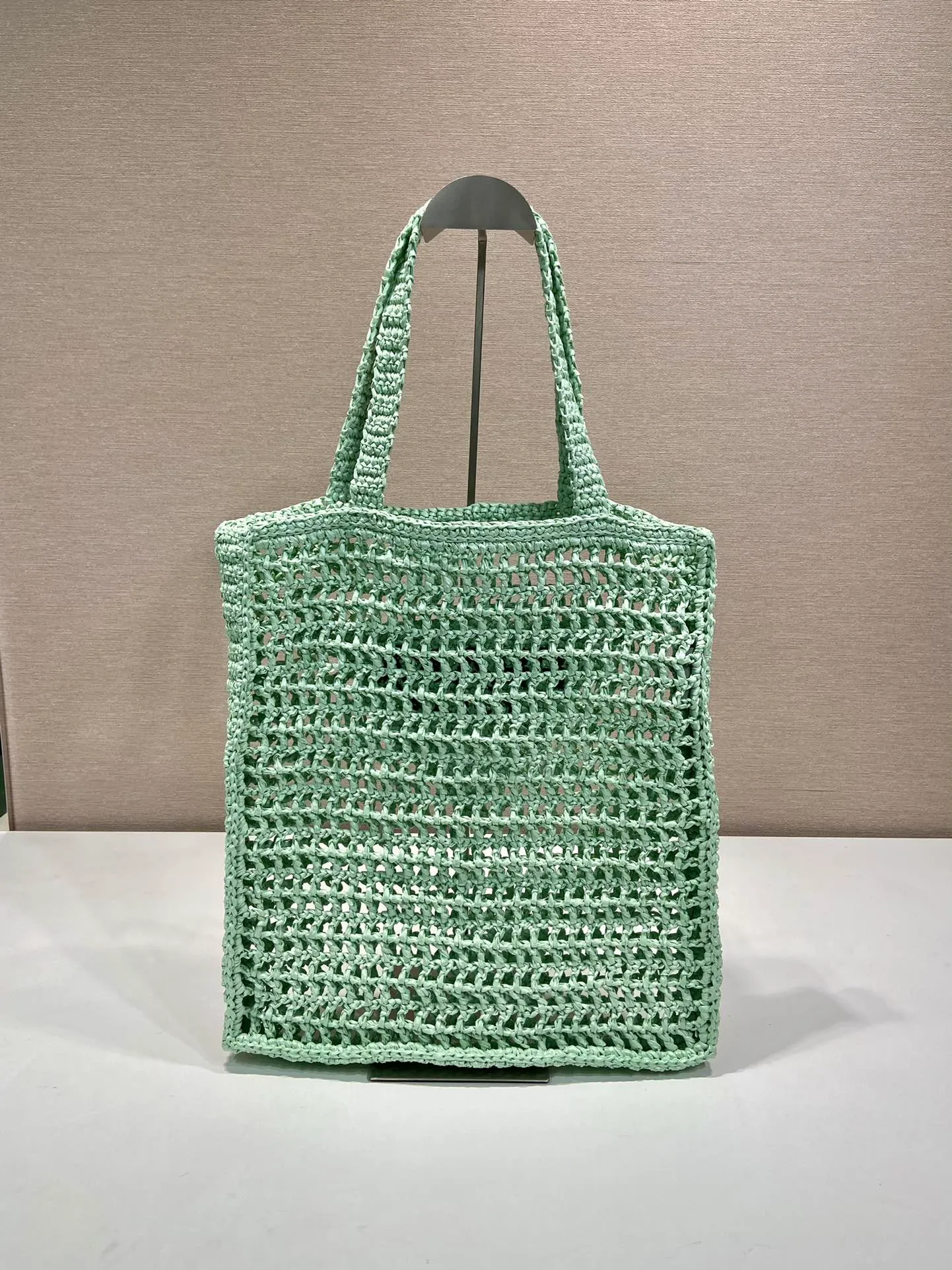 💰1160🎉Raffia Tote Bag🎉1BG393 New Color🎉🎉 This soft deconstructed tote bag is made of raffia fiber material. The light and natural material expresses the summer mood. The iconic house triangle logo is reinterpreted and decorates the front of the bag, with an embroidered lettering logo in the center to evoke the brand's style. So beautiful🎉A must-have for summer, hurry up and get it🎉🎉 Length 36x Height 38x Bottom 3cm👏👏👏🎉🎉🎉