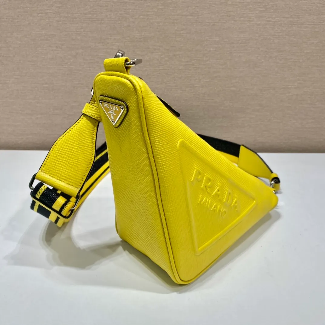 💰1520🎉Embroidered webbing triangle bag🎉2VH155🎉🎉 This triangle bag captures the symbolic geometric shape of the P family. It is made of the brand's iconic Saffiano leather, showing unique cross-parallel features and a large embossed triangle logo. My favorite is this webbing embroidered shoulder strap😘It can be detached to match other bags. The capacity is very large and the feel must be soft👏👏Universal model for men and women🎉🎉, perfect, hurry up and get it🎉🎉 Length 28x Height 18x ​​Bottom 11cm🎉🎉🎉👏👏👏