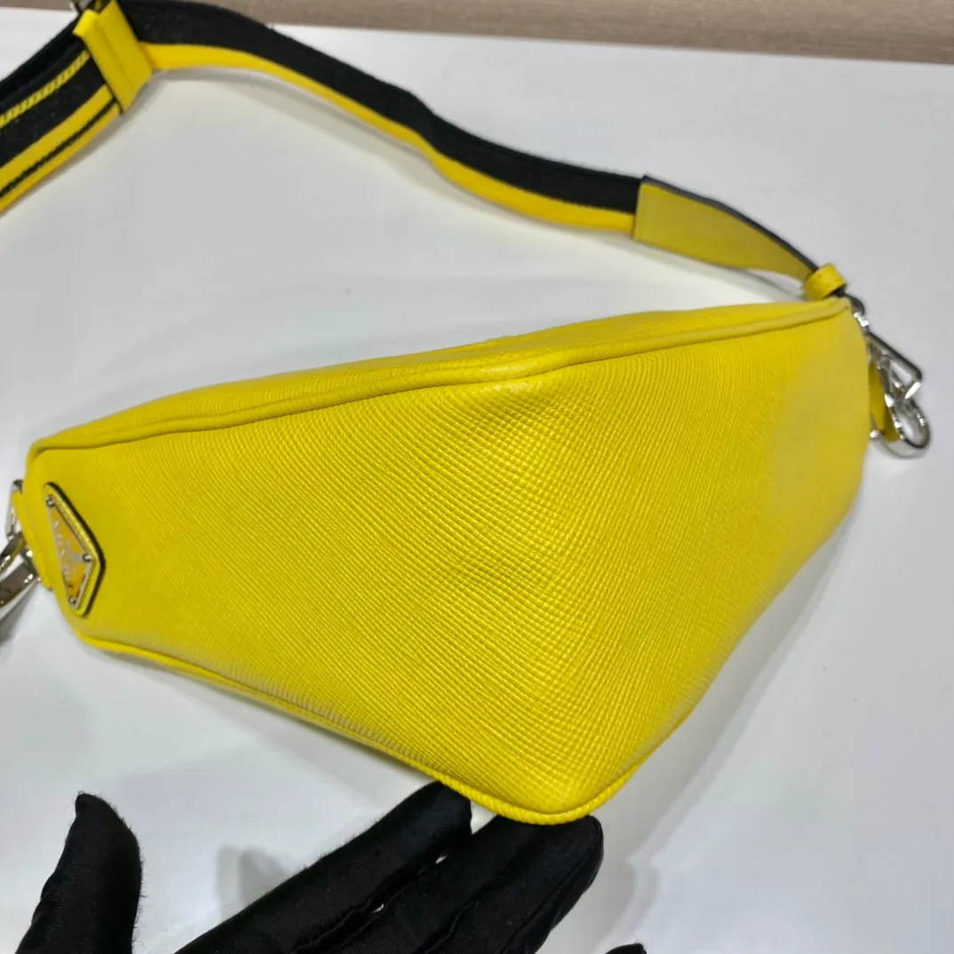 💰1520🎉Embroidered webbing triangle bag🎉2VH155🎉🎉 This triangle bag captures the symbolic geometric shape of the P family. It is made of the brand's iconic Saffiano leather, showing unique cross-parallel features and a large embossed triangle logo. My favorite is this webbing embroidered shoulder strap😘It can be detached to match other bags. The capacity is very large and the feel must be soft👏👏Universal model for men and women🎉🎉, perfect, hurry up and get it🎉🎉 Length 28x Height 18x ​​Bottom 11cm🎉🎉🎉👏👏👏