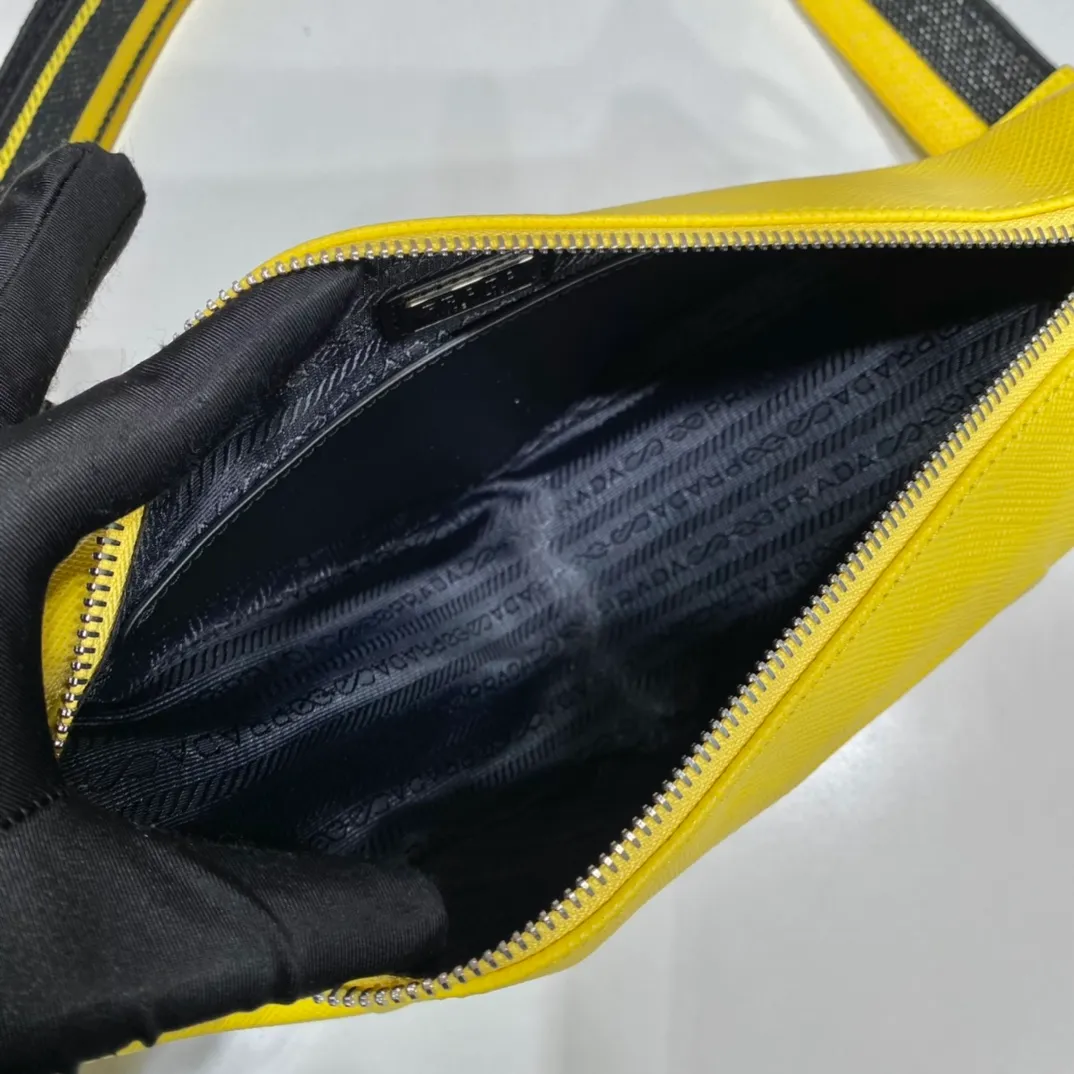 💰1520🎉Embroidered webbing triangle bag🎉2VH155🎉🎉 This triangle bag captures the symbolic geometric shape of the P family. It is made of the brand's iconic Saffiano leather, showing unique cross-parallel features and a large embossed triangle logo. My favorite is this webbing embroidered shoulder strap😘It can be detached to match other bags. The capacity is very large and the feel must be soft👏👏Universal model for men and women🎉🎉, perfect, hurry up and get it🎉🎉 Length 28x Height 18x ​​Bottom 11cm🎉🎉🎉👏👏👏