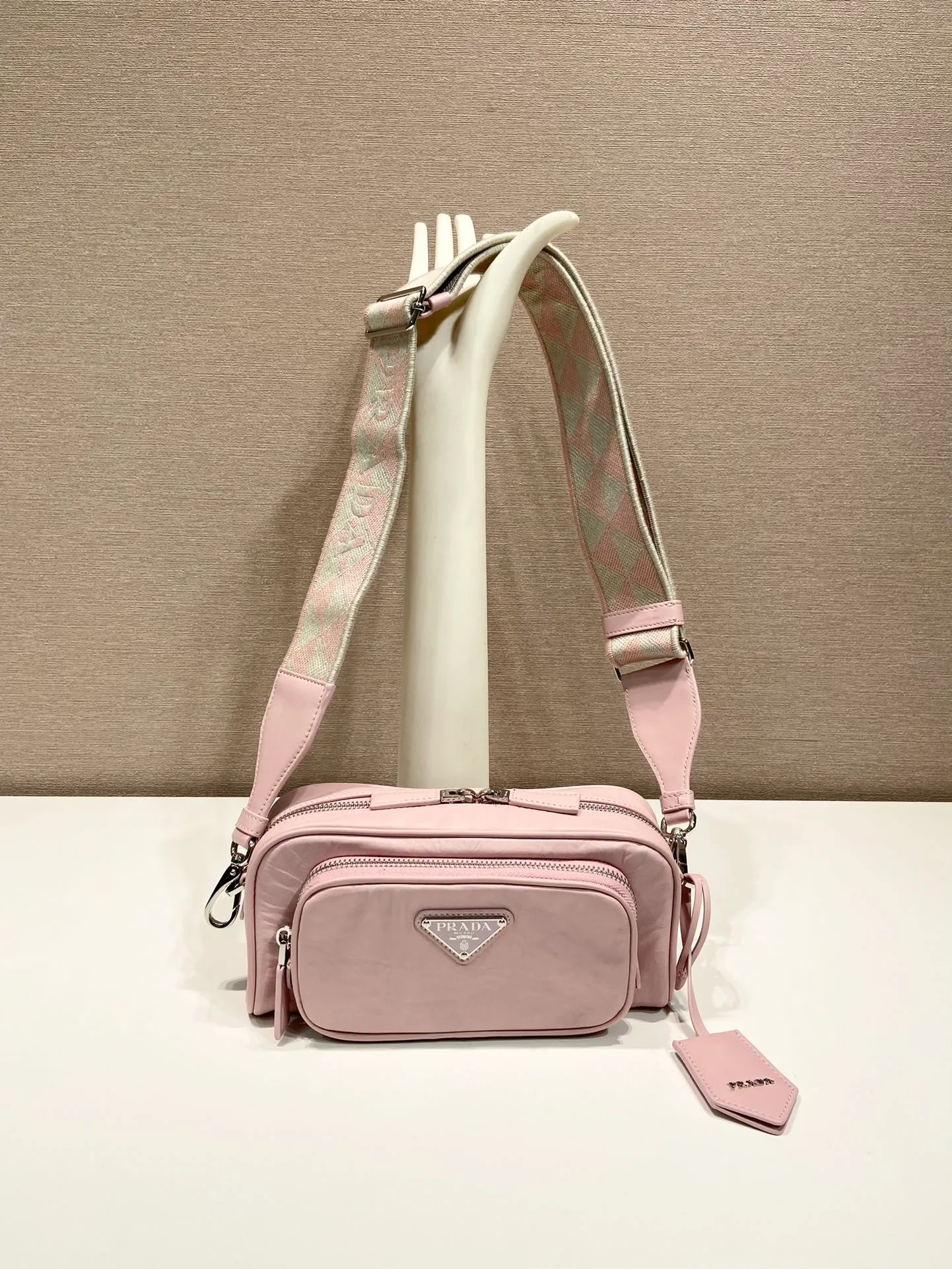 💰1640🎉New Boston🎉1BH198 catwalk style🎉🎉 This casual and classic handbag is made of soft sheepskin inside and out. The hand-made pleat effect is particularly fashionable. It is equipped with a detachable printed embroidered webbing. The body is equipped with a front pocket design and large capacity. It was also unveiled in the 2023 spring and summer series fashion show. The upper body effect must be eye-catching. Babies, hurry up and get it🎉🎉 Length 22x Height 10.5x Bottom 7cm🎉