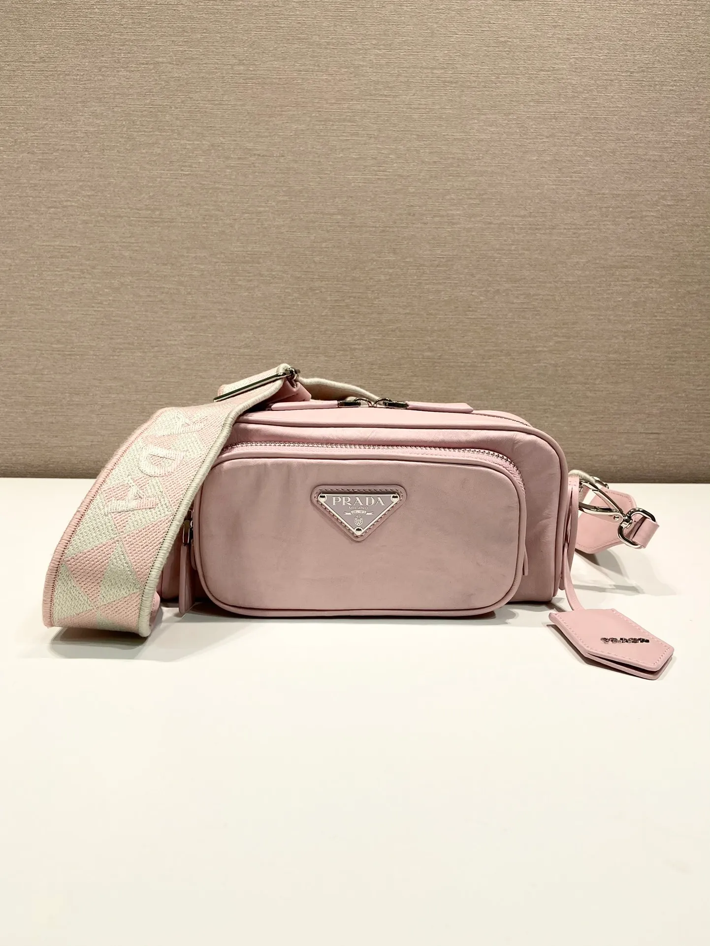 💰1640🎉New Boston🎉1BH198 catwalk style🎉🎉 This casual and classic handbag is made of soft sheepskin inside and out. The hand-made pleat effect is particularly fashionable. It is equipped with a detachable printed embroidered webbing. The body is equipped with a front pocket design and large capacity. It was also unveiled in the 2023 spring and summer series fashion show. The upper body effect must be eye-catching. Babies, hurry up and get it🎉🎉 Length 22x Height 10.5x Bottom 7cm🎉