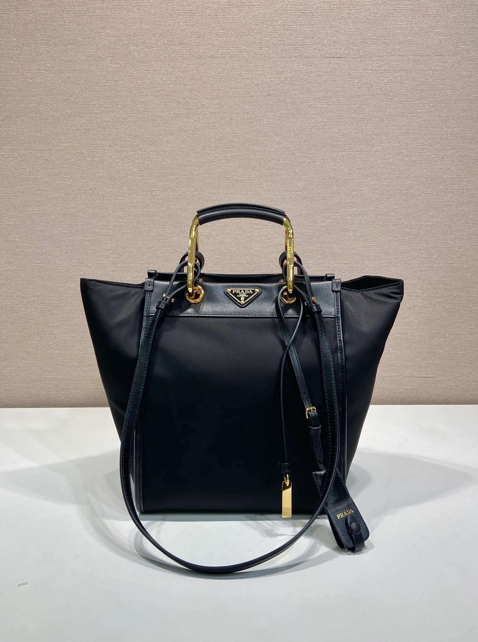 💰1320🎉New Tote Bag🎉1BG578🎉🎉 This tote bag adopts a fashionable geometric shape, combining practical Re-Nylon recycled nylon material and exquisite details. The shape is versatile, with double metal and leather handles, so you can switch between a handbag and a shoulder bag at will. Embellished with the iconic enameled triangle metal logo. It has a large capacity and is a popular style that will never go out of style🎉Babies, hurry up and get it🎉 Length 23x Height 28.5x Bottom 15cm🎉🎉🎉💰💰💰