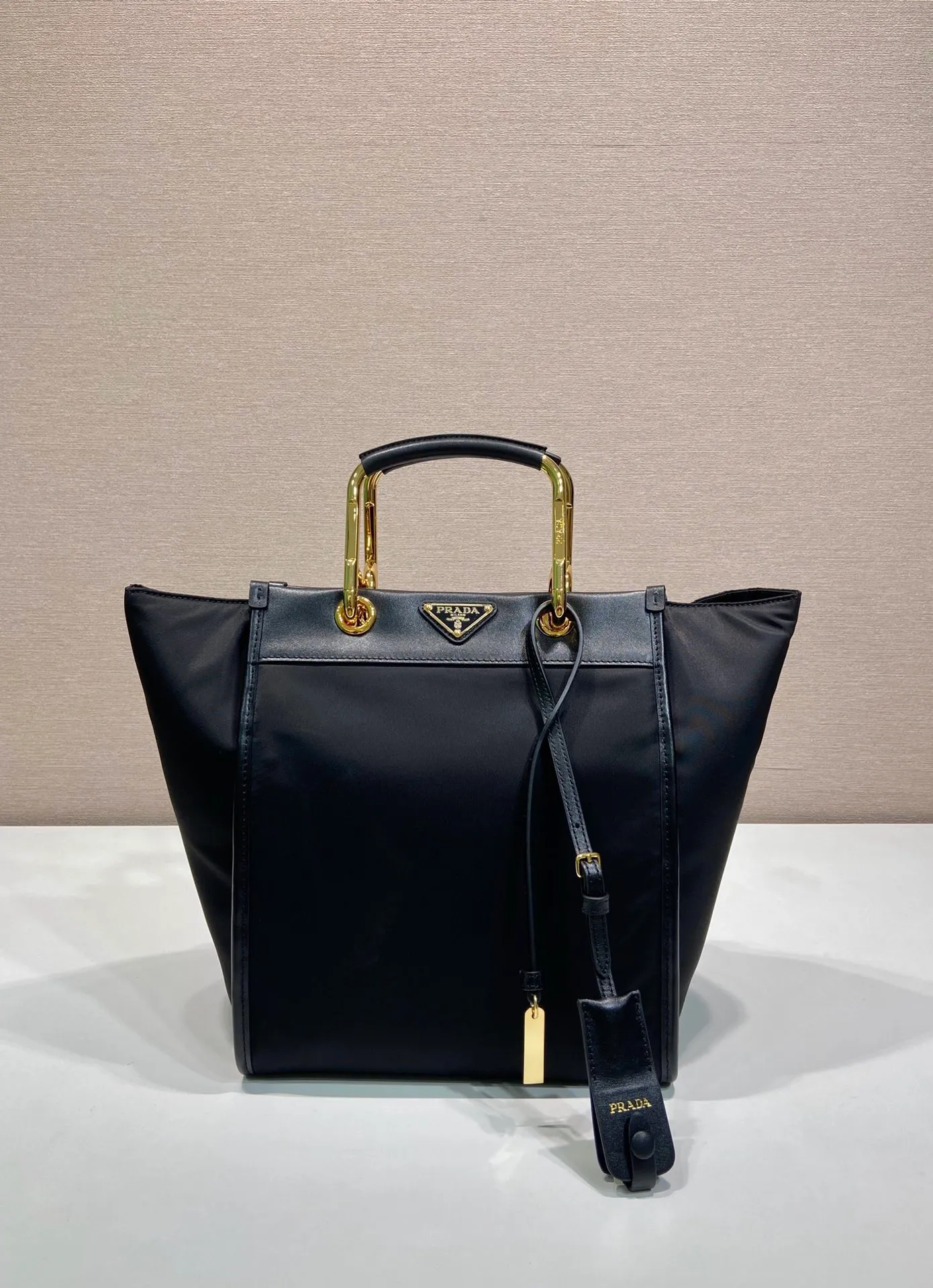 💰1320🎉New Tote Bag🎉1BG578🎉🎉 This tote bag adopts a fashionable geometric shape, combining practical Re-Nylon recycled nylon material and exquisite details. The shape is versatile, with double metal and leather handles, so you can switch between a handbag and a shoulder bag at will. Embellished with the iconic enameled triangle metal logo. It has a large capacity and is a popular style that will never go out of style🎉Babies, hurry up and get it🎉 Length 23x Height 28.5x Bottom 15cm🎉🎉🎉💰💰💰