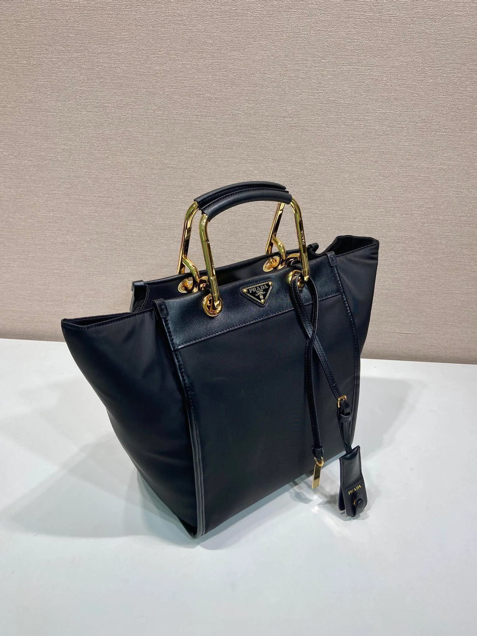 💰1320🎉New Tote Bag🎉1BG578🎉🎉 This tote bag adopts a fashionable geometric shape, combining practical Re-Nylon recycled nylon material and exquisite details. The shape is versatile, with double metal and leather handles, so you can switch between a handbag and a shoulder bag at will. Embellished with the iconic enameled triangle metal logo. It has a large capacity and is a popular style that will never go out of style🎉Babies, hurry up and get it🎉 Length 23x Height 28.5x Bottom 15cm🎉🎉🎉💰💰💰