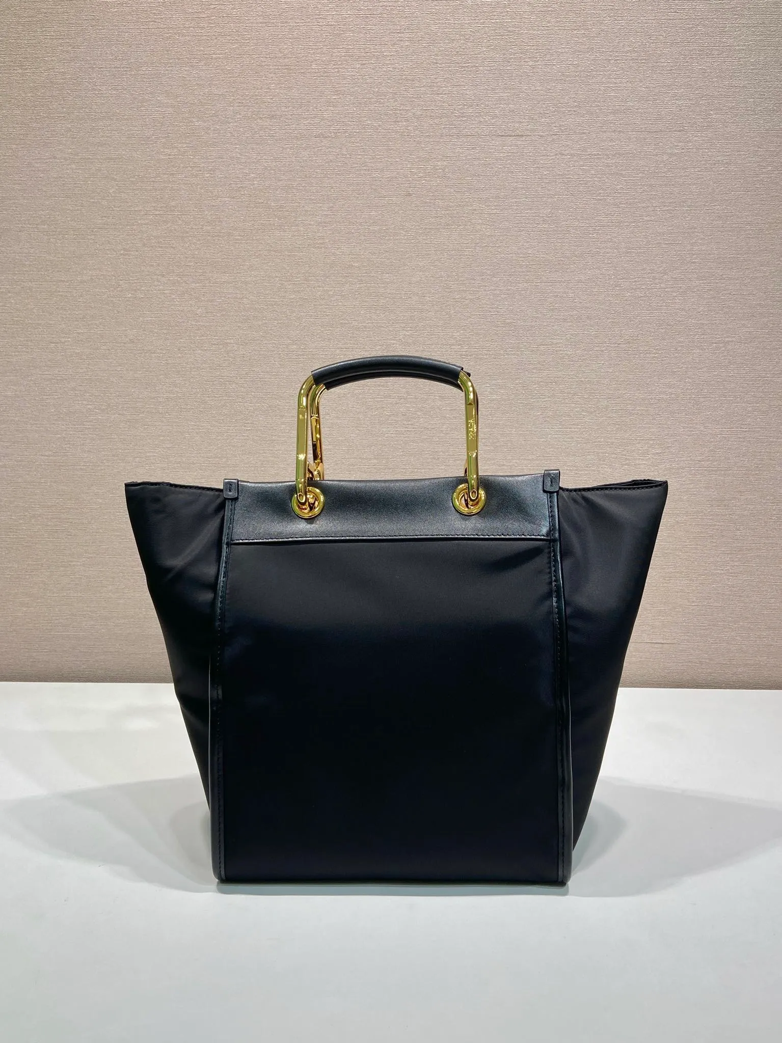 💰1320🎉New Tote Bag🎉1BG578🎉🎉 This tote bag adopts a fashionable geometric shape, combining practical Re-Nylon recycled nylon material and exquisite details. The shape is versatile, with double metal and leather handles, so you can switch between a handbag and a shoulder bag at will. Embellished with the iconic enameled triangle metal logo. It has a large capacity and is a popular style that will never go out of style🎉Babies, hurry up and get it🎉 Length 23x Height 28.5x Bottom 15cm🎉🎉🎉💰💰💰