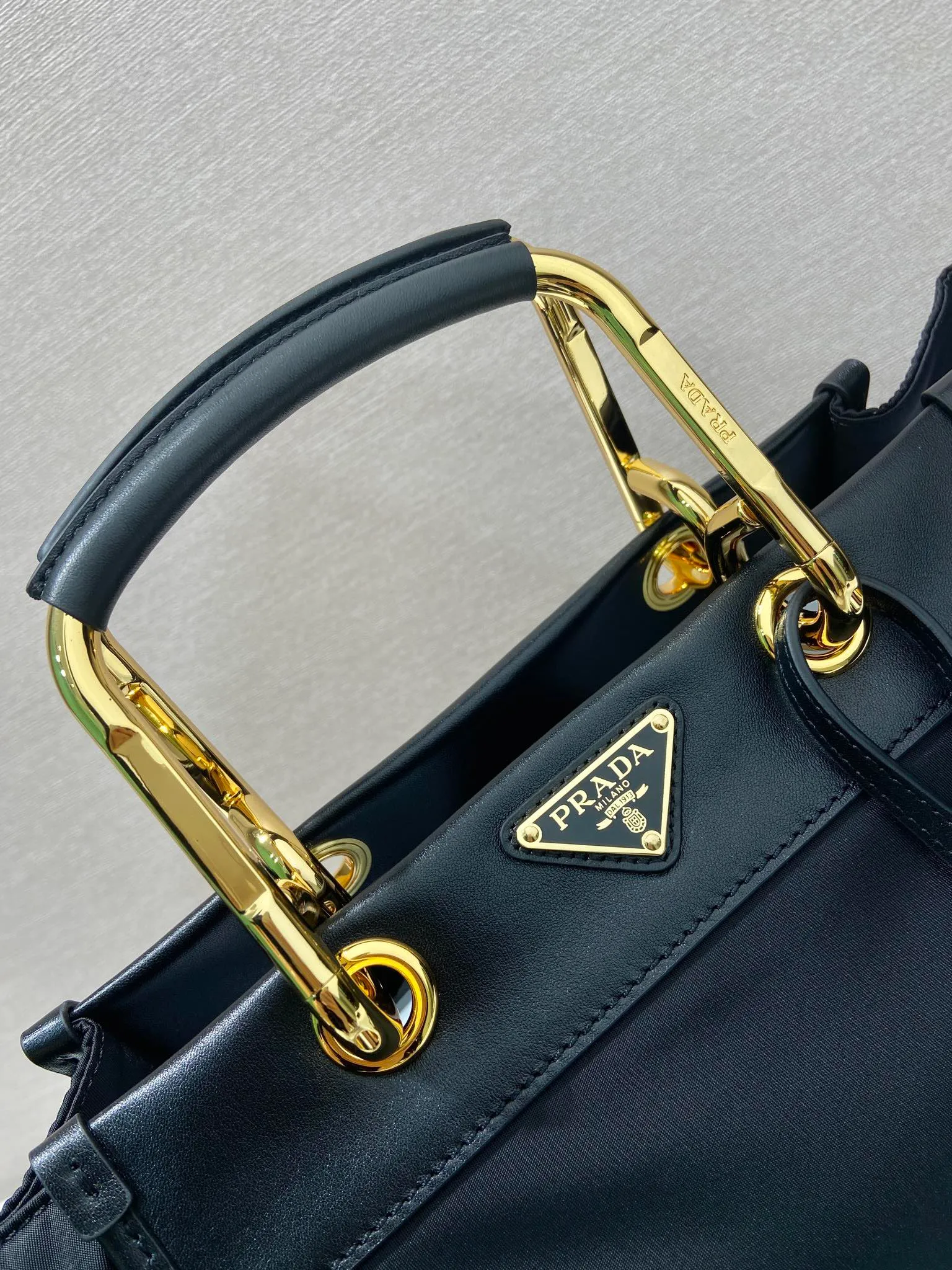 💰1320🎉New Tote Bag🎉1BG578🎉🎉 This tote bag adopts a fashionable geometric shape, combining practical Re-Nylon recycled nylon material and exquisite details. The shape is versatile, with double metal and leather handles, so you can switch between a handbag and a shoulder bag at will. Embellished with the iconic enameled triangle metal logo. It has a large capacity and is a popular style that will never go out of style🎉Babies, hurry up and get it🎉 Length 23x Height 28.5x Bottom 15cm🎉🎉🎉💰💰💰