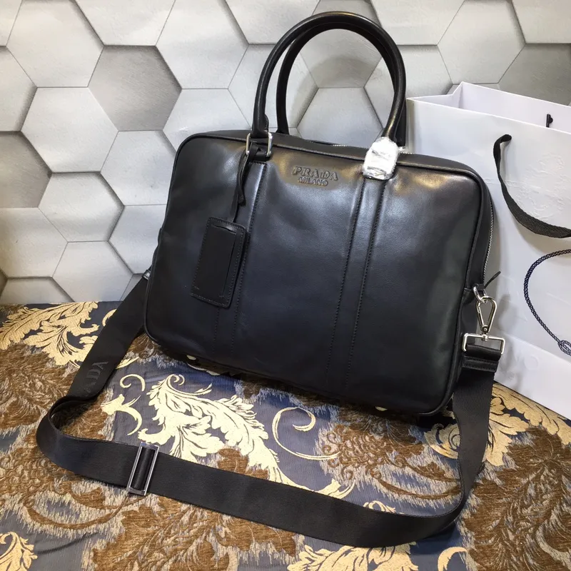 💰1900, P’s men’s bag is new again [Applause][Applause][Applause], 0901 black, top quality, made of imported calfskin, hurry up if you want it, synchronized with the counter, feels great [strong][strong][strong] 38cm long and 28cm high