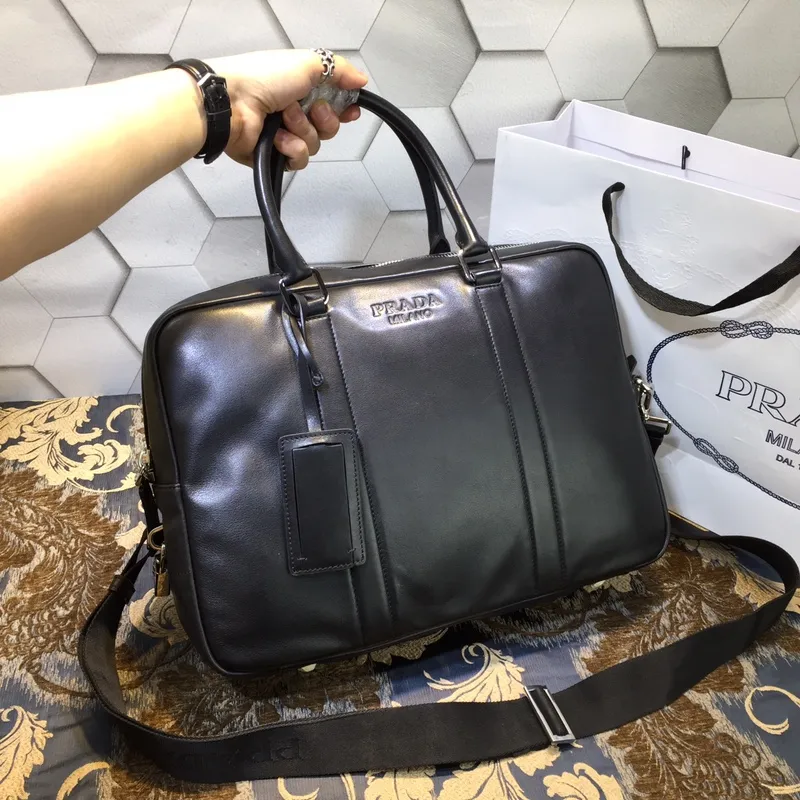 💰1900, P’s men’s bag is new again [Applause][Applause][Applause], 0901 black, top quality, made of imported calfskin, hurry up if you want it, synchronized with the counter, feels great [strong][strong][strong] 38cm long and 28cm high