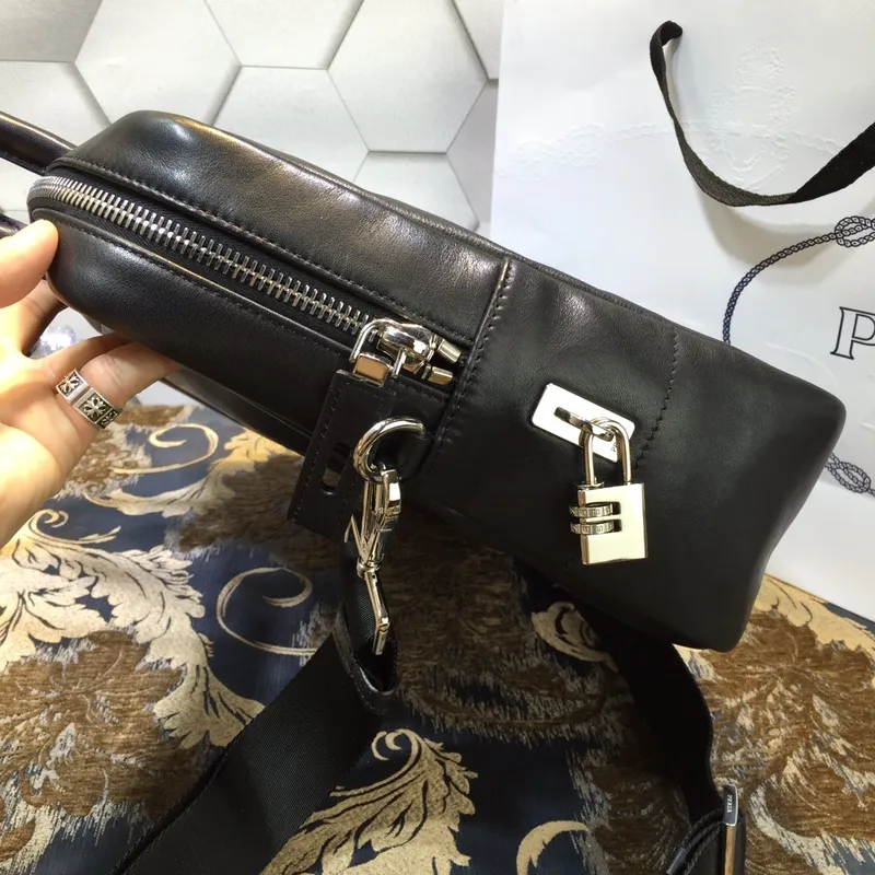 💰1900, P’s men’s bag is new again [Applause][Applause][Applause], 0901 black, top quality, made of imported calfskin, hurry up if you want it, synchronized with the counter, feels great [strong][strong][strong] 38cm long and 28cm high