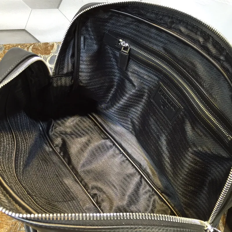 💰1900, P’s men’s bag is new again [Applause][Applause][Applause], 0901 black, top quality, made of imported calfskin, hurry up if you want it, synchronized with the counter, feels great [strong][strong][strong] 38cm long and 28cm high