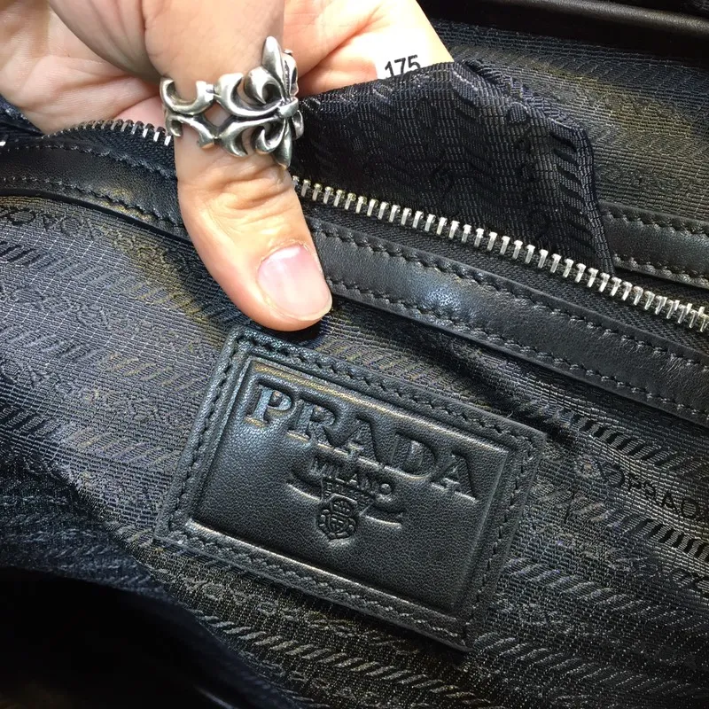 💰1900, P’s men’s bag is new again [Applause][Applause][Applause], 0901 black, top quality, made of imported calfskin, hurry up if you want it, synchronized with the counter, feels great [strong][strong][strong] 38cm long and 28cm high