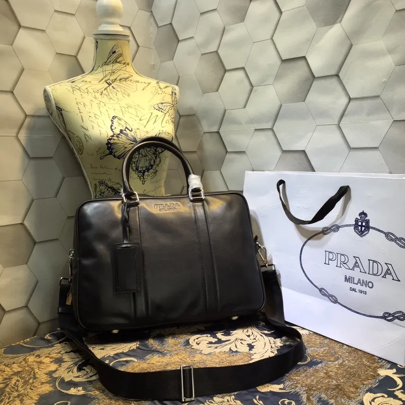 💰1900, P’s men’s bag is new again [Applause][Applause][Applause], 0901 black, top quality, made of imported calfskin, hurry up if you want it, synchronized with the counter, feels great [strong][strong][strong] 38cm long and 28cm high