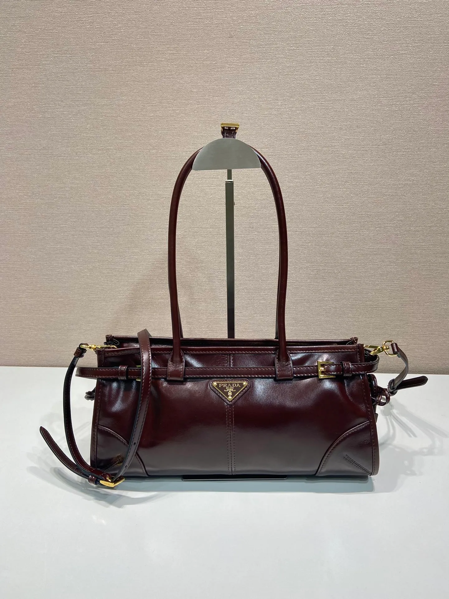 💰1840🎉LusSolf oil wax leather🎉1BA426 small new color🎉🎉 This hand-held crossbody bag is made of imported waxed leather. Its shiny color exudes a classic atmosphere. It is equipped with a detachable and adjustable long shoulder strap, which is convenient for matching on different occasions. It has a very large capacity and is easy to use. It is definitely a must-have for fashionistas. Hurry up and take this retro-style handbag home! Length 32x Height 15.5x Bottom 12cm🎉🎉🎉👏👏👏