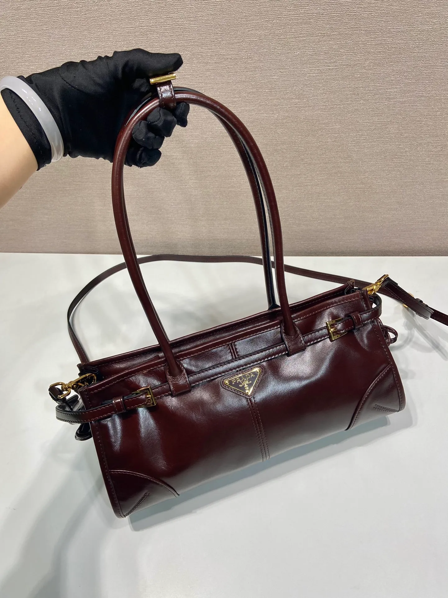 💰1840🎉LusSolf oil wax leather🎉1BA426 small new color🎉🎉 This hand-held crossbody bag is made of imported waxed leather. Its shiny color exudes a classic atmosphere. It is equipped with a detachable and adjustable long shoulder strap, which is convenient for matching on different occasions. It has a very large capacity and is easy to use. It is definitely a must-have for fashionistas. Hurry up and take this retro-style handbag home! Length 32x Height 15.5x Bottom 12cm🎉🎉🎉👏👏👏