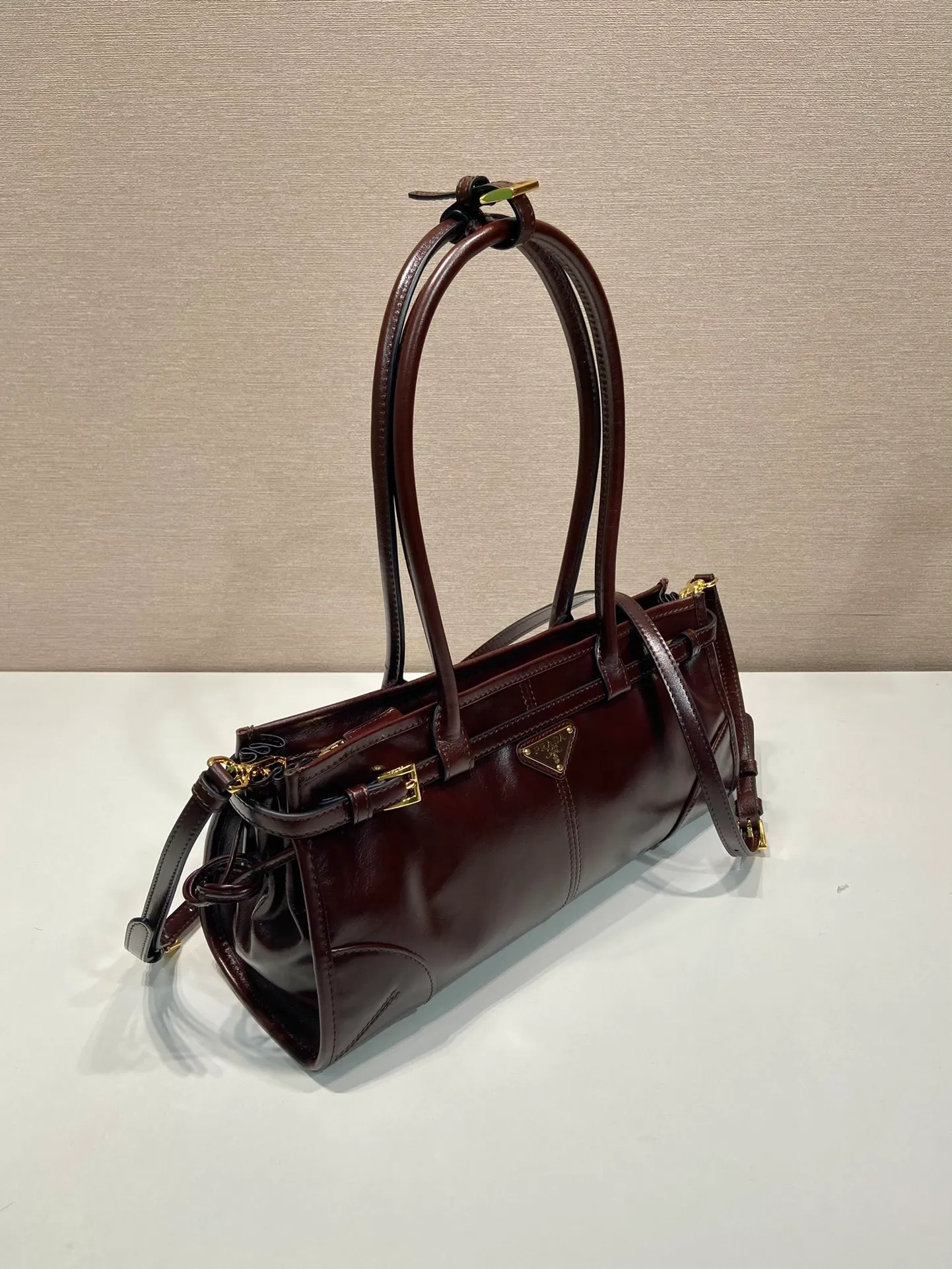 💰1840🎉LusSolf oil wax leather🎉1BA426 small new color🎉🎉 This hand-held crossbody bag is made of imported waxed leather. Its shiny color exudes a classic atmosphere. It is equipped with a detachable and adjustable long shoulder strap, which is convenient for matching on different occasions. It has a very large capacity and is easy to use. It is definitely a must-have for fashionistas. Hurry up and take this retro-style handbag home! Length 32x Height 15.5x Bottom 12cm🎉🎉🎉👏👏👏