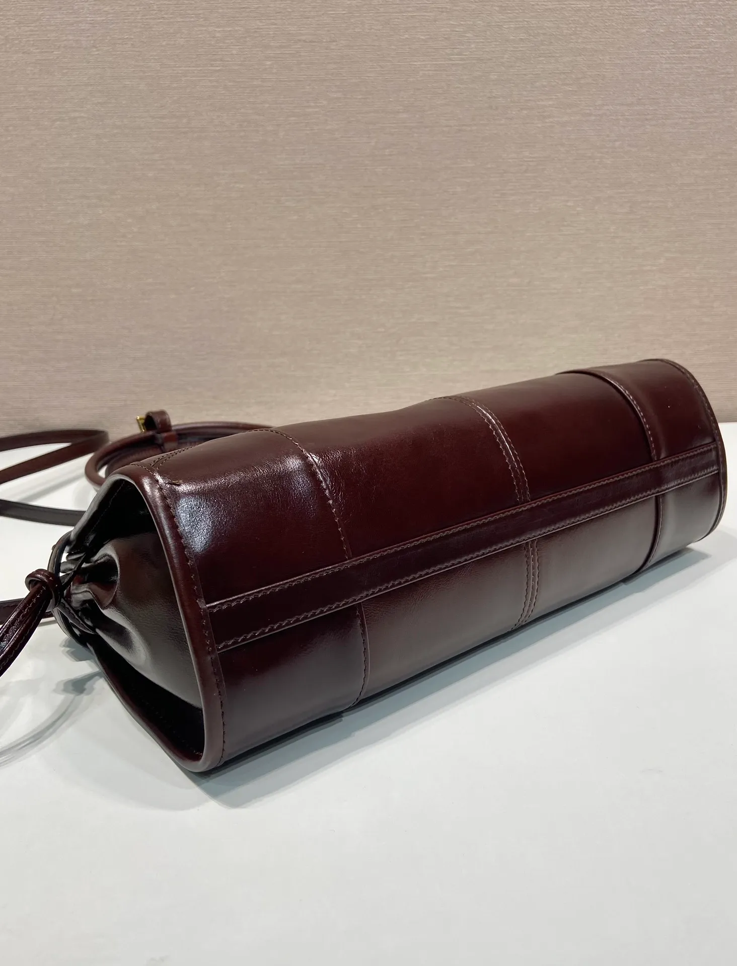 💰1840🎉LusSolf oil wax leather🎉1BA426 small new color🎉🎉 This hand-held crossbody bag is made of imported waxed leather. Its shiny color exudes a classic atmosphere. It is equipped with a detachable and adjustable long shoulder strap, which is convenient for matching on different occasions. It has a very large capacity and is easy to use. It is definitely a must-have for fashionistas. Hurry up and take this retro-style handbag home! Length 32x Height 15.5x Bottom 12cm🎉🎉🎉👏👏👏